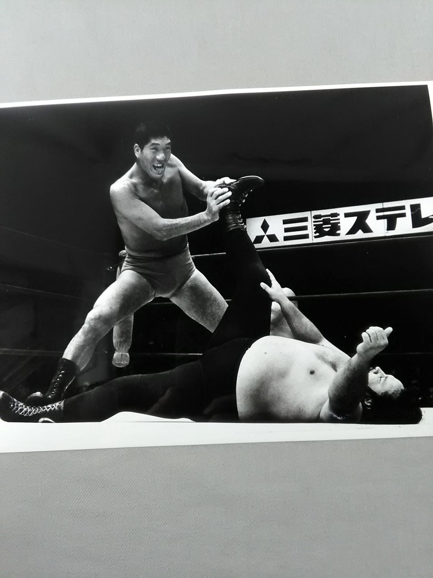 ジャイアント馬場vsキング・イアウケア 白黒写真2枚セット①