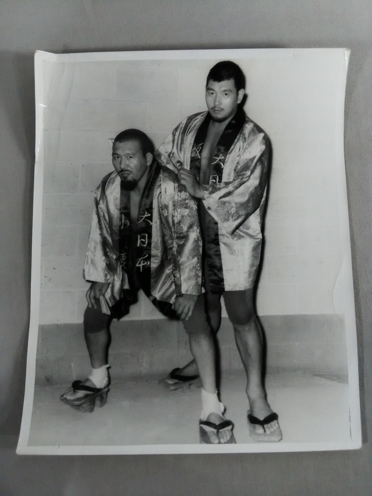 坂口征二&グレート小鹿 白黒大判写真