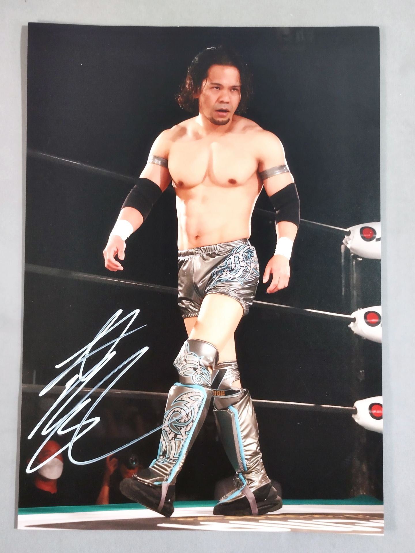 吉岡世起 直筆サイン入り ポートレート(A-1)