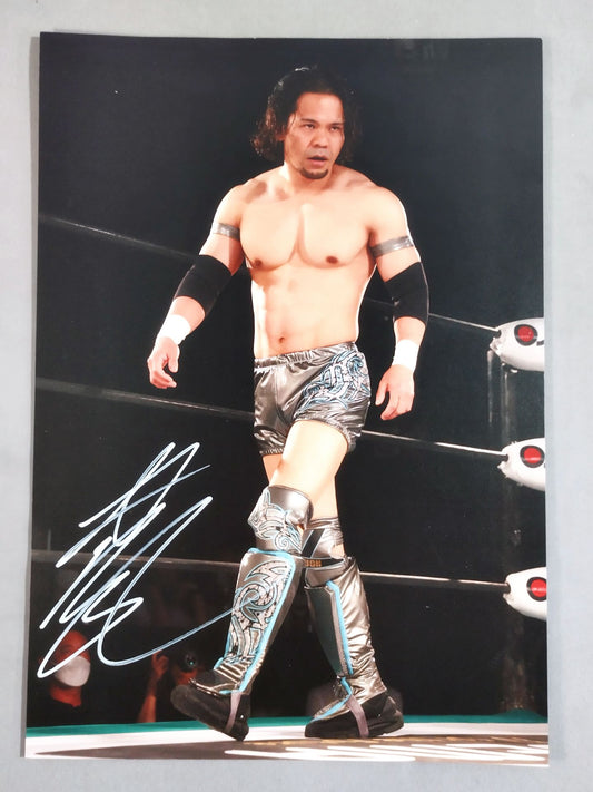 吉岡世起 直筆サイン入り ポートレート(A-1)