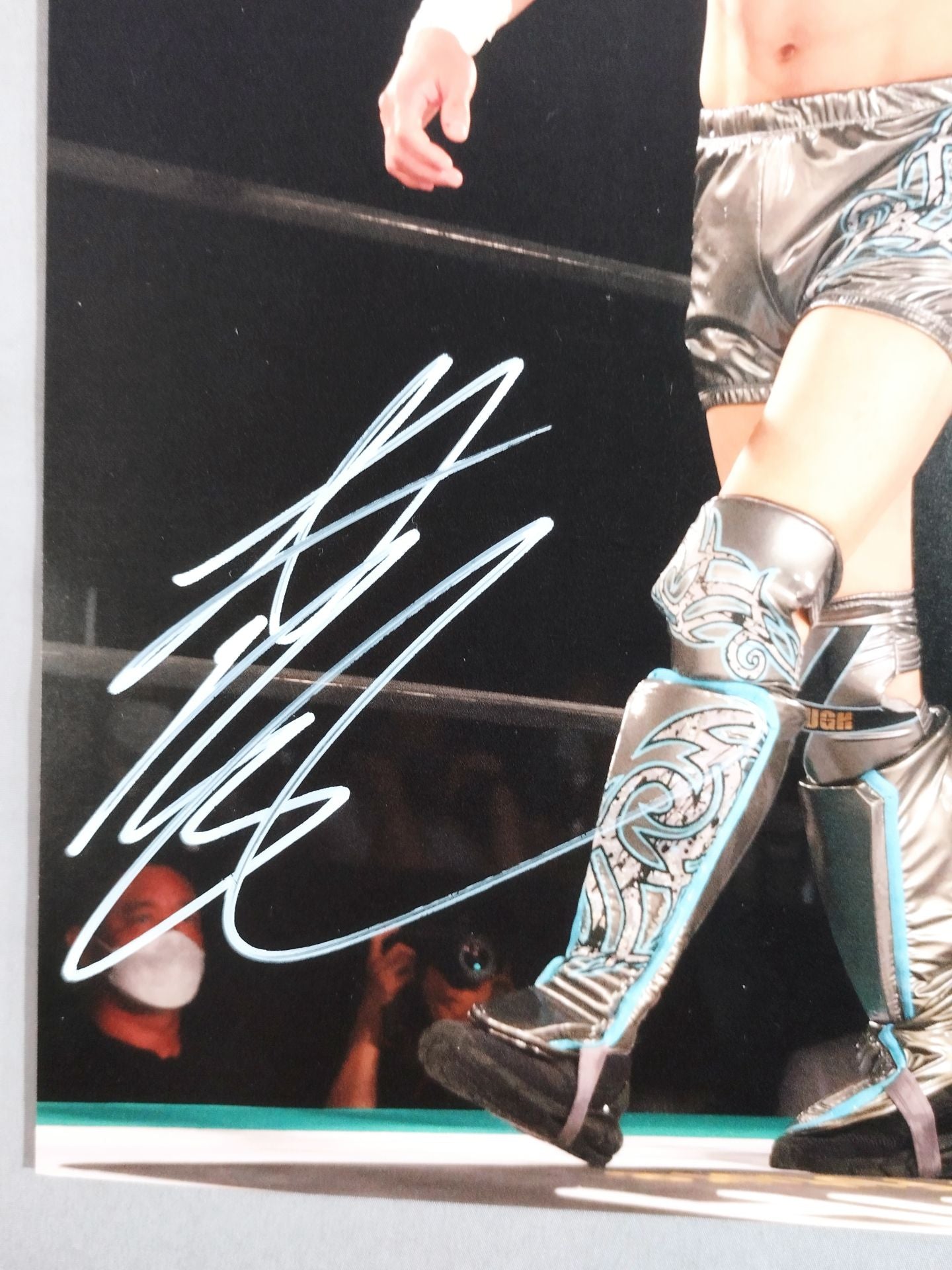 吉岡世起 直筆サイン入り ポートレート(A-1)