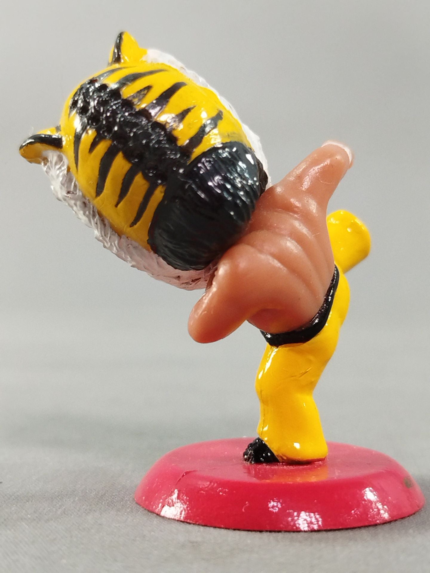 4代目タイガーマスク(右キック・黄色パンタロン)
