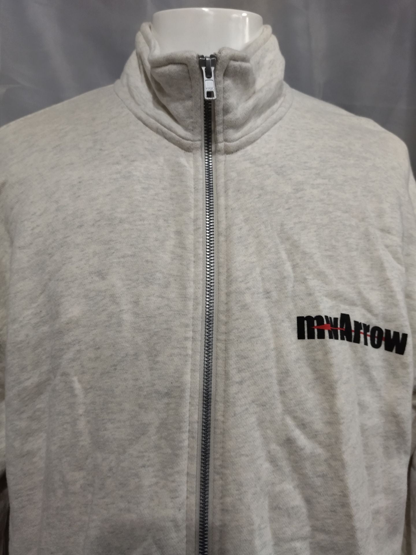 鈴木みのる「mwArrow」ZIPスウェット / オートミール
