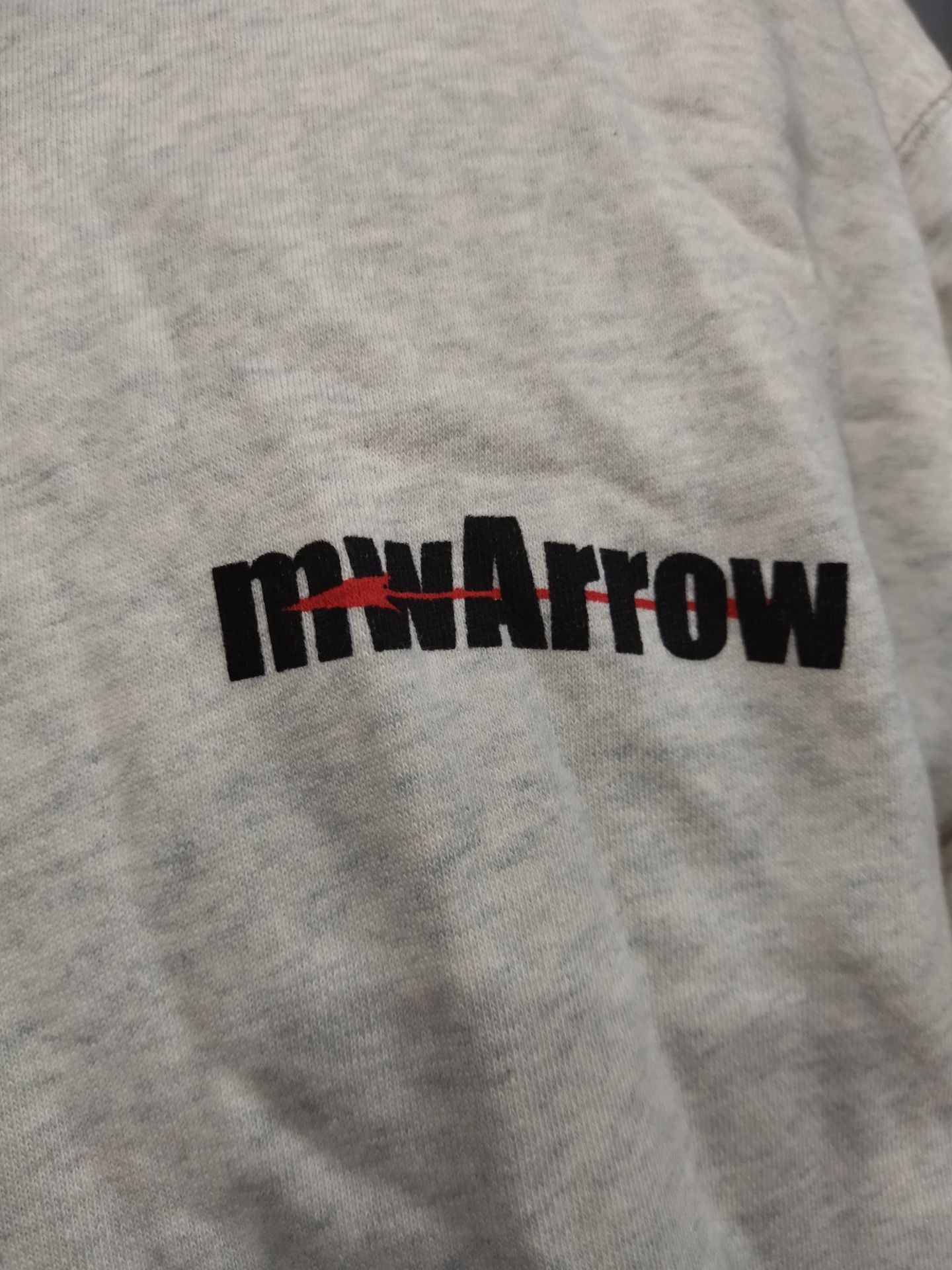 鈴木みのる「mwArrow」ZIPスウェット / オートミール