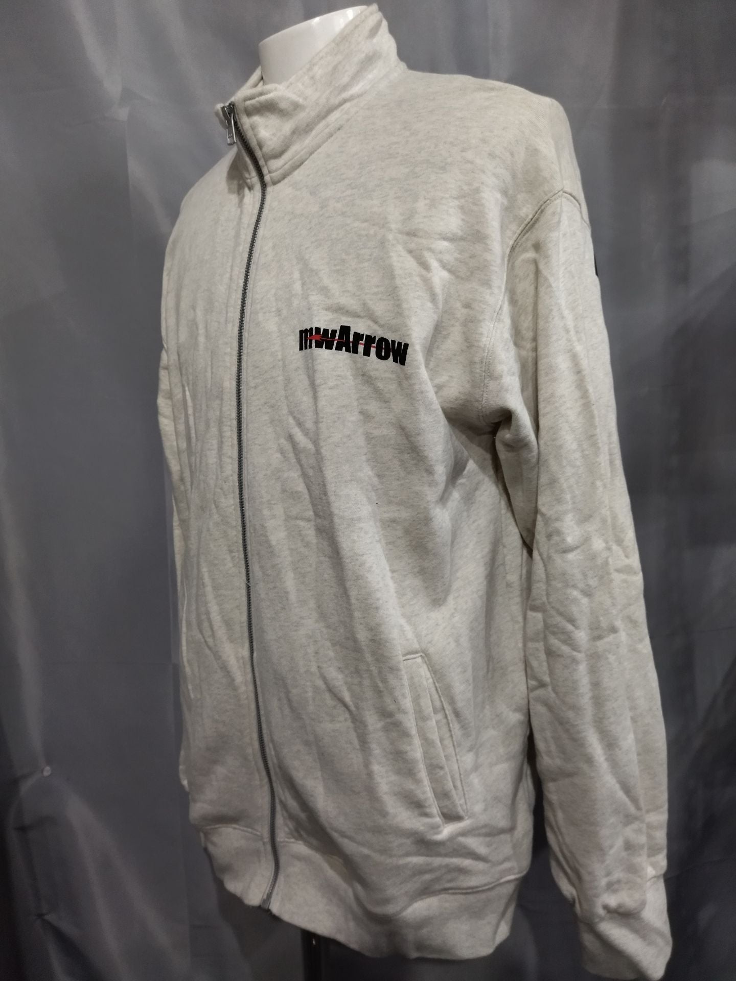 鈴木みのる「mwArrow」ZIPスウェット / オートミール