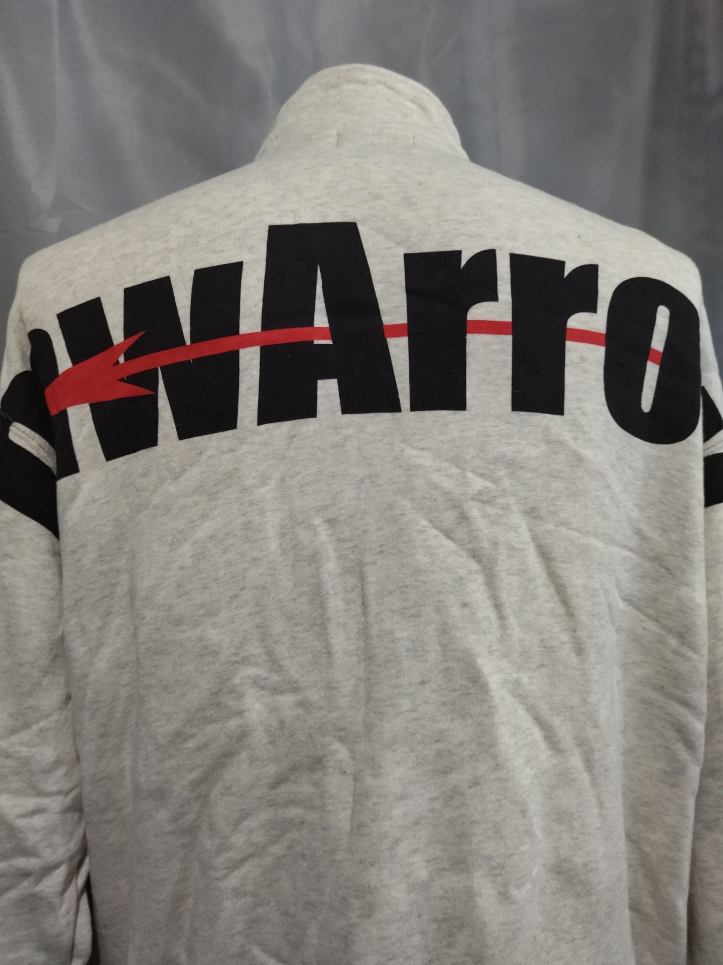 鈴木みのる「mwArrow」ZIPスウェット / オートミール