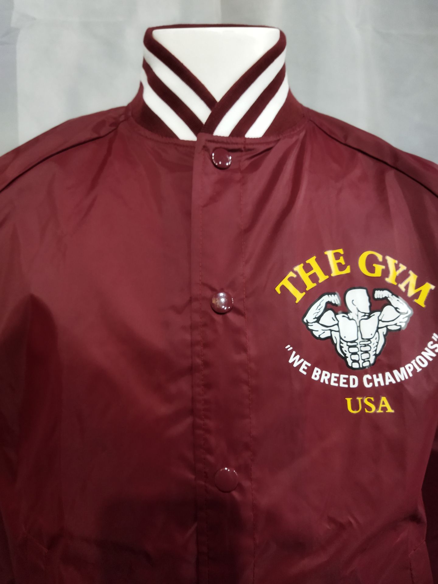 THE GYM スタジアムジャンパー(エンジ)