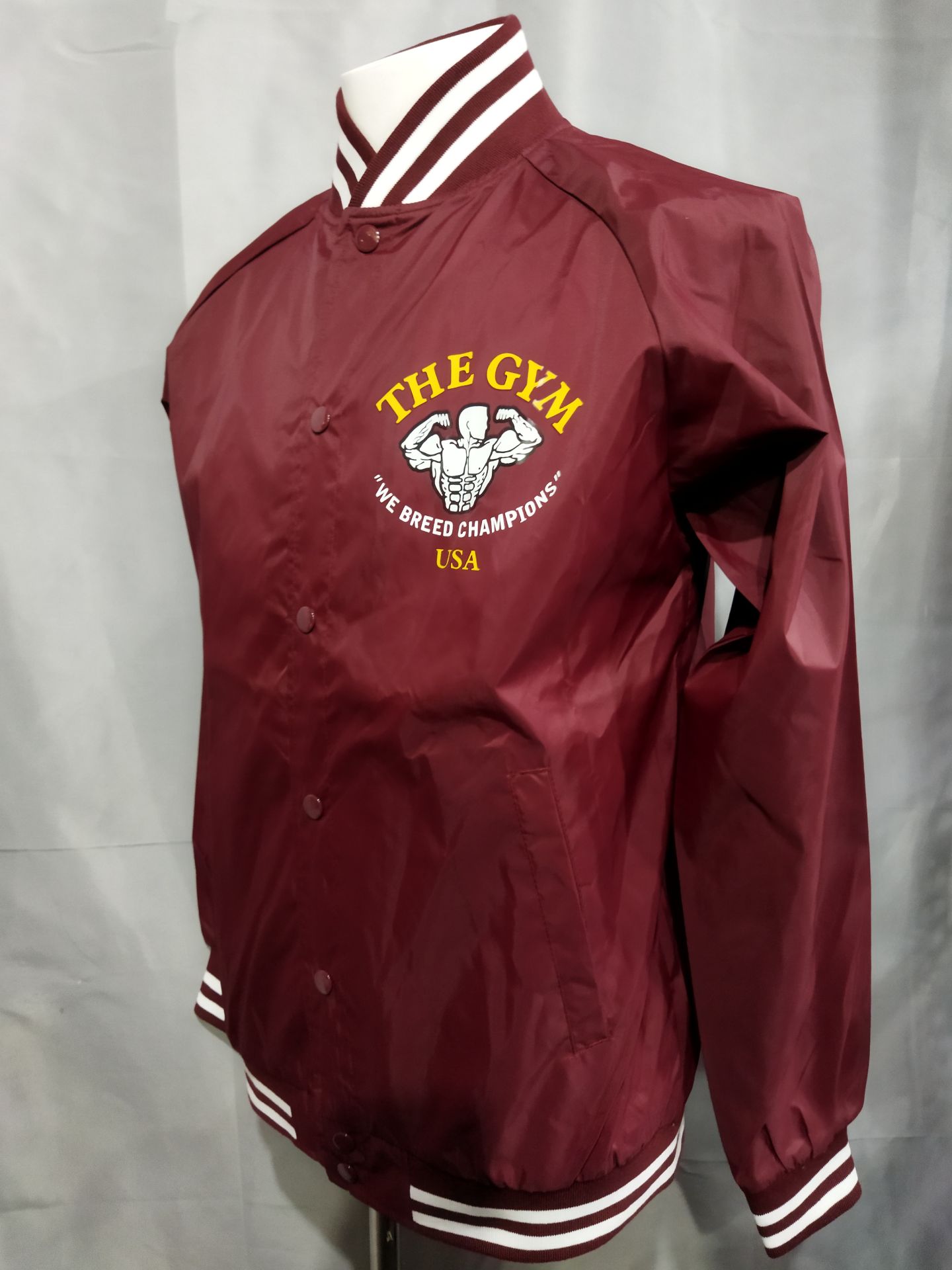 THE GYM スタジアムジャンパー(エンジ)