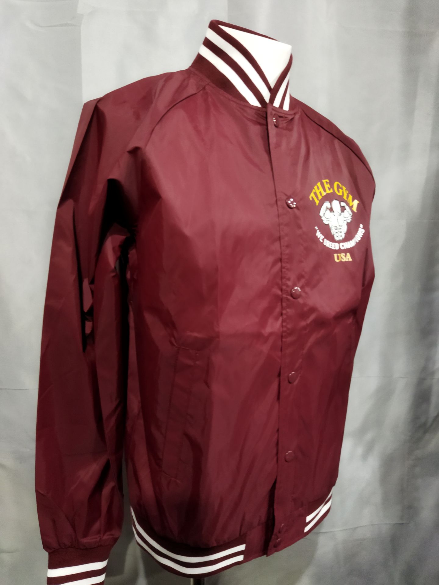 THE GYM スタジアムジャンパー(エンジ)