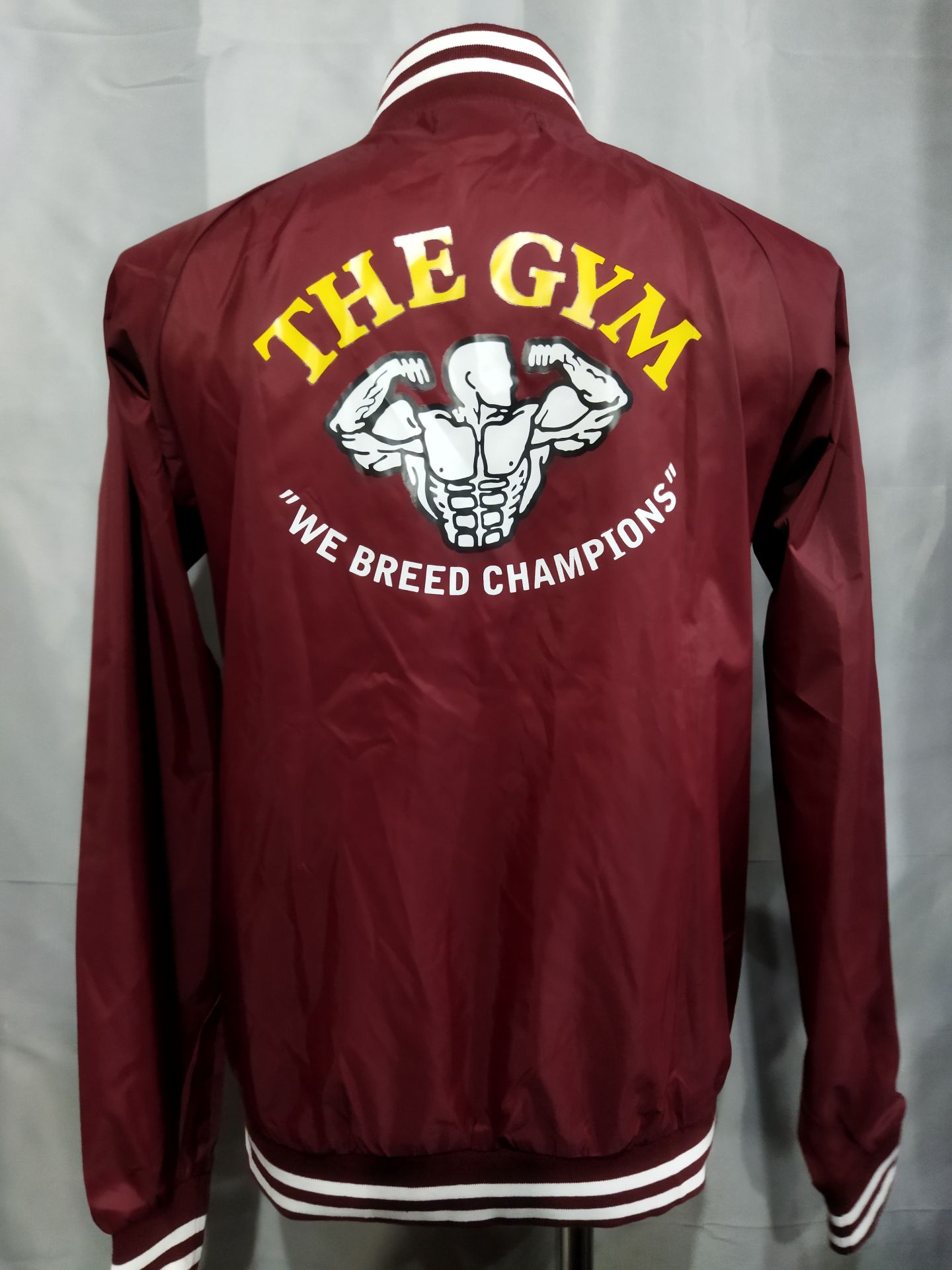 THE GYM スタジアムジャンパー(エンジ)