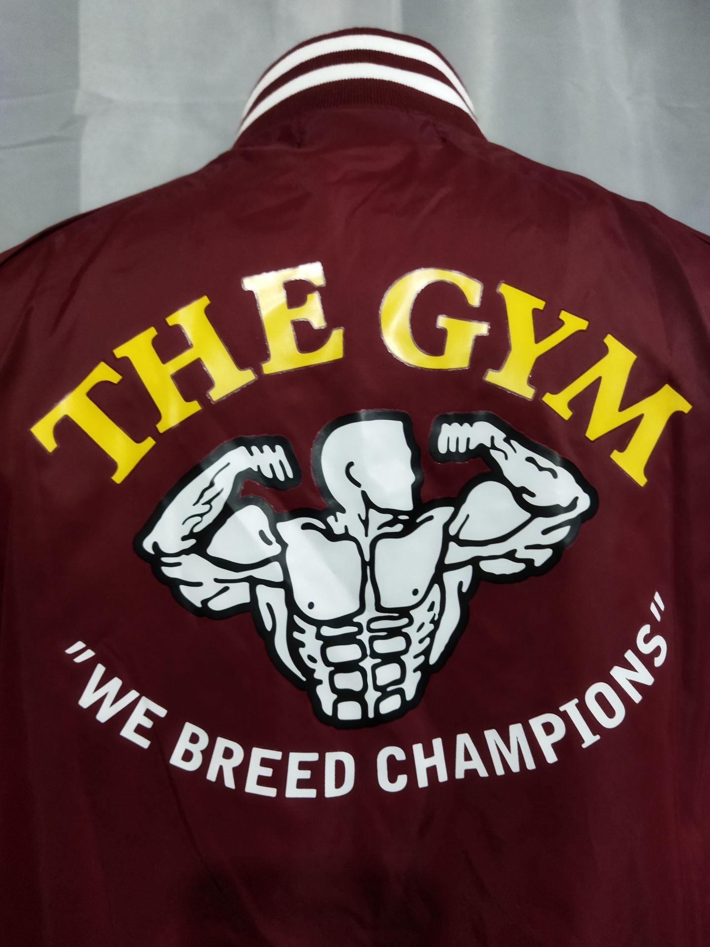 THE GYM スタジアムジャンパー(エンジ)