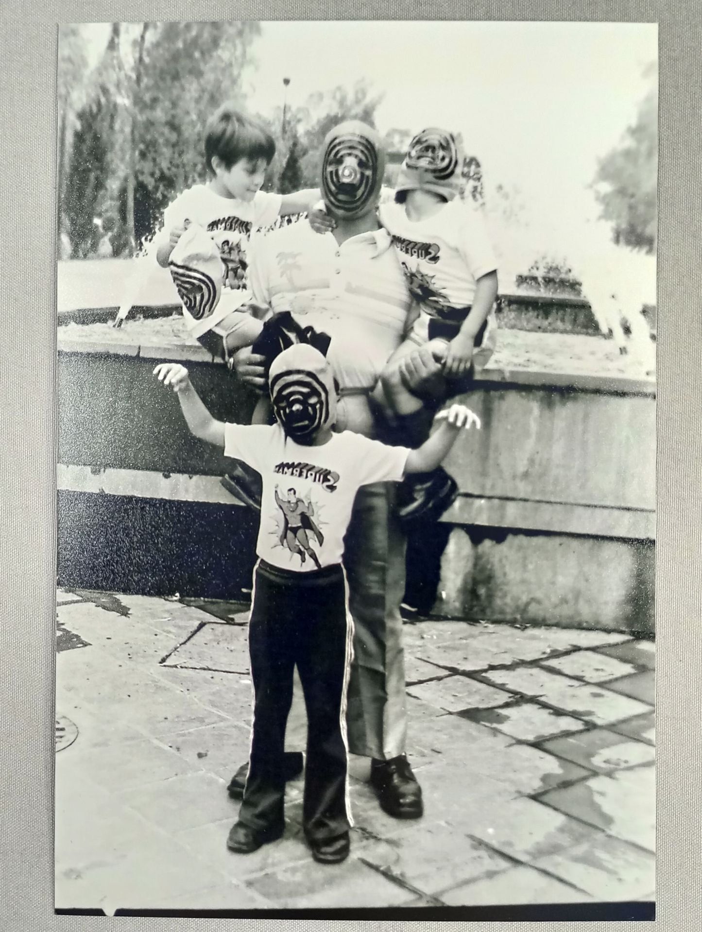 エル・シコデリコ 子どもたちと 白黒写真(A-2)