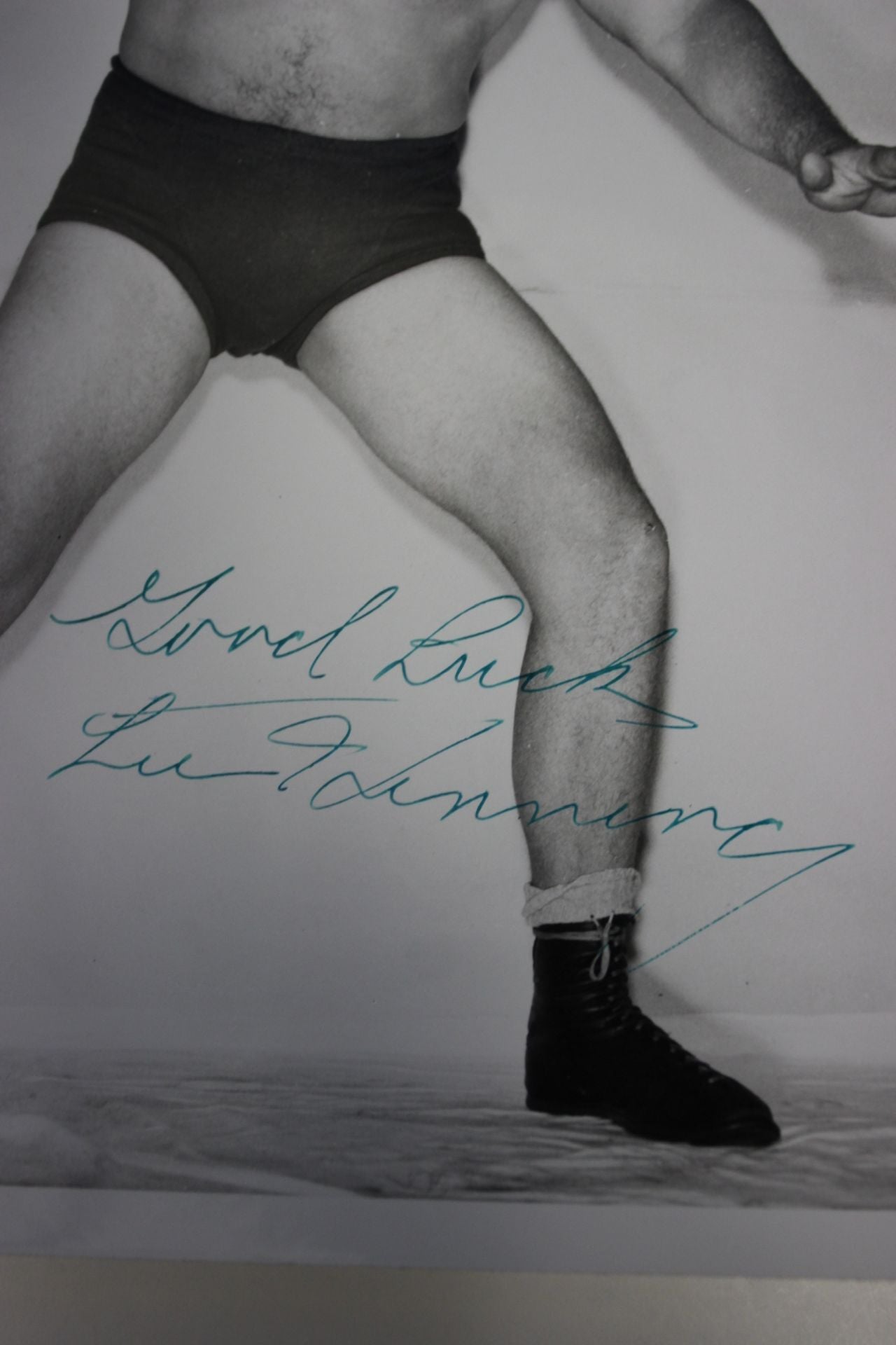 Lee Henning hand signed autograph  Black and White Pro-Photo