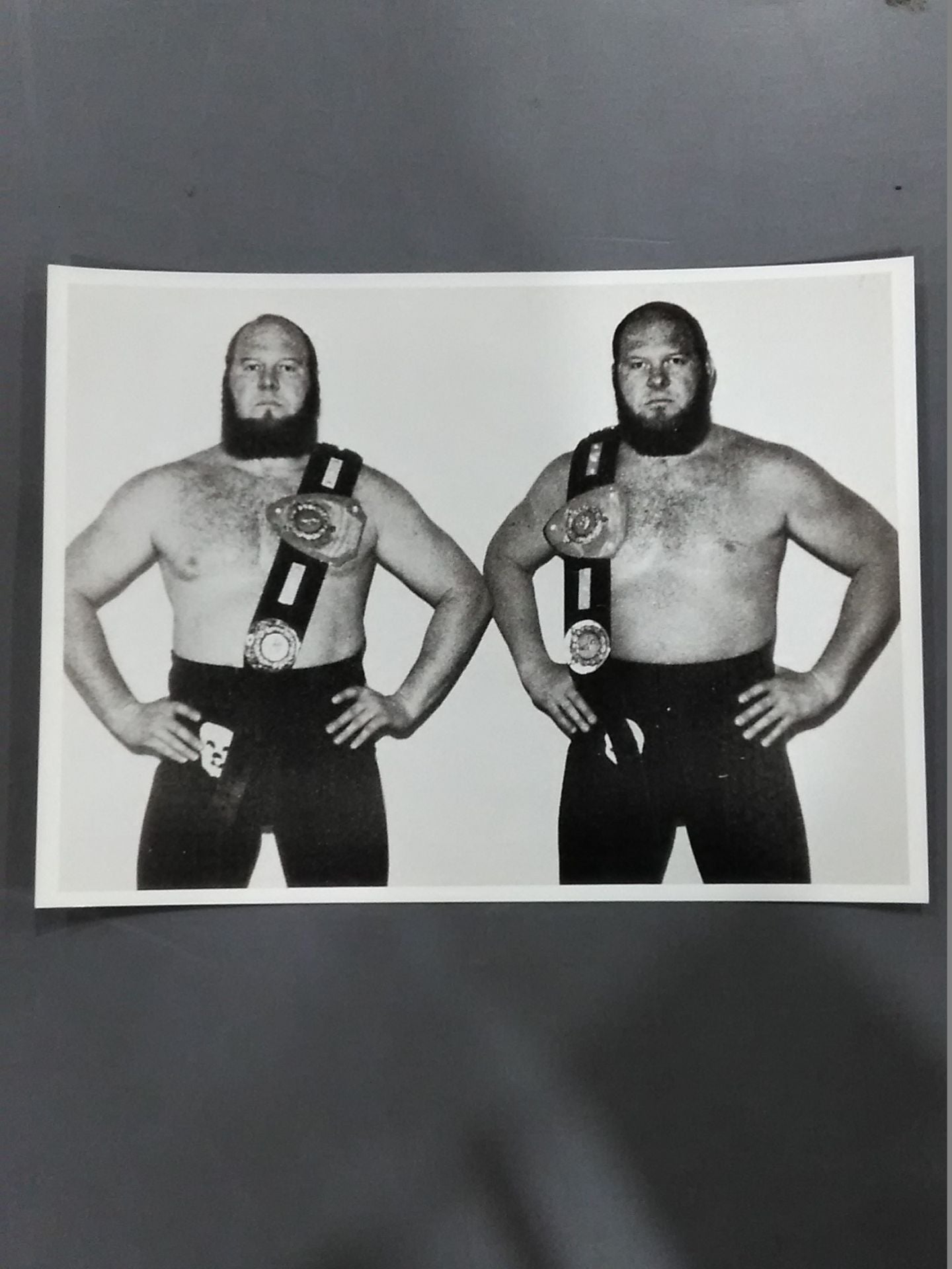 ケリー・ツインズ(パット・ケリー&マイク・ケリー)白黒写真②