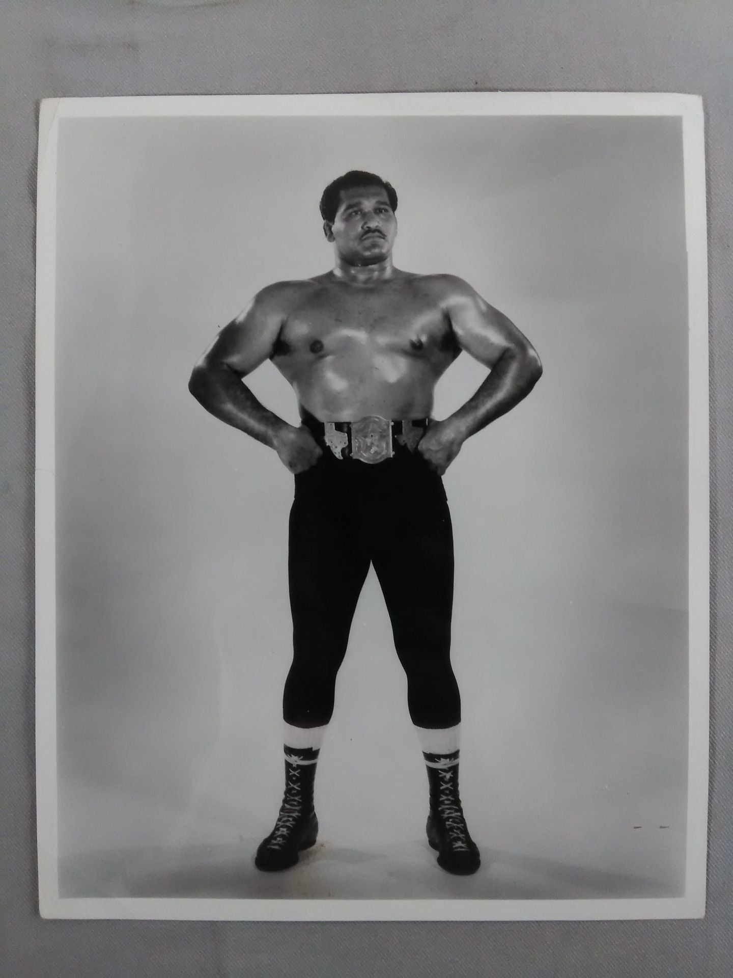 Cyclone Negro Black and White Pro-Photo ①