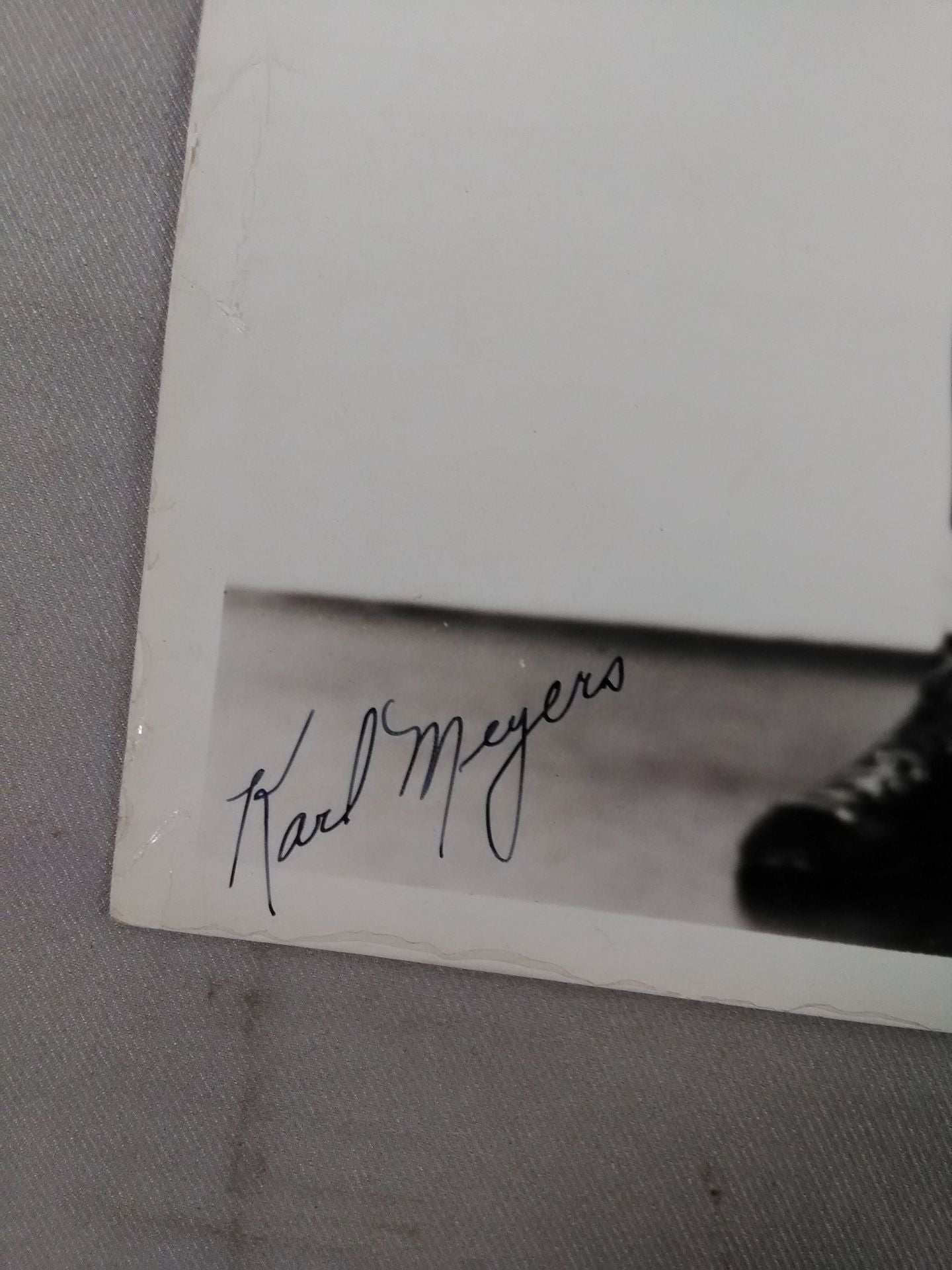 カール・マイヤーズ 直筆サイン入り白黒ポートレート①