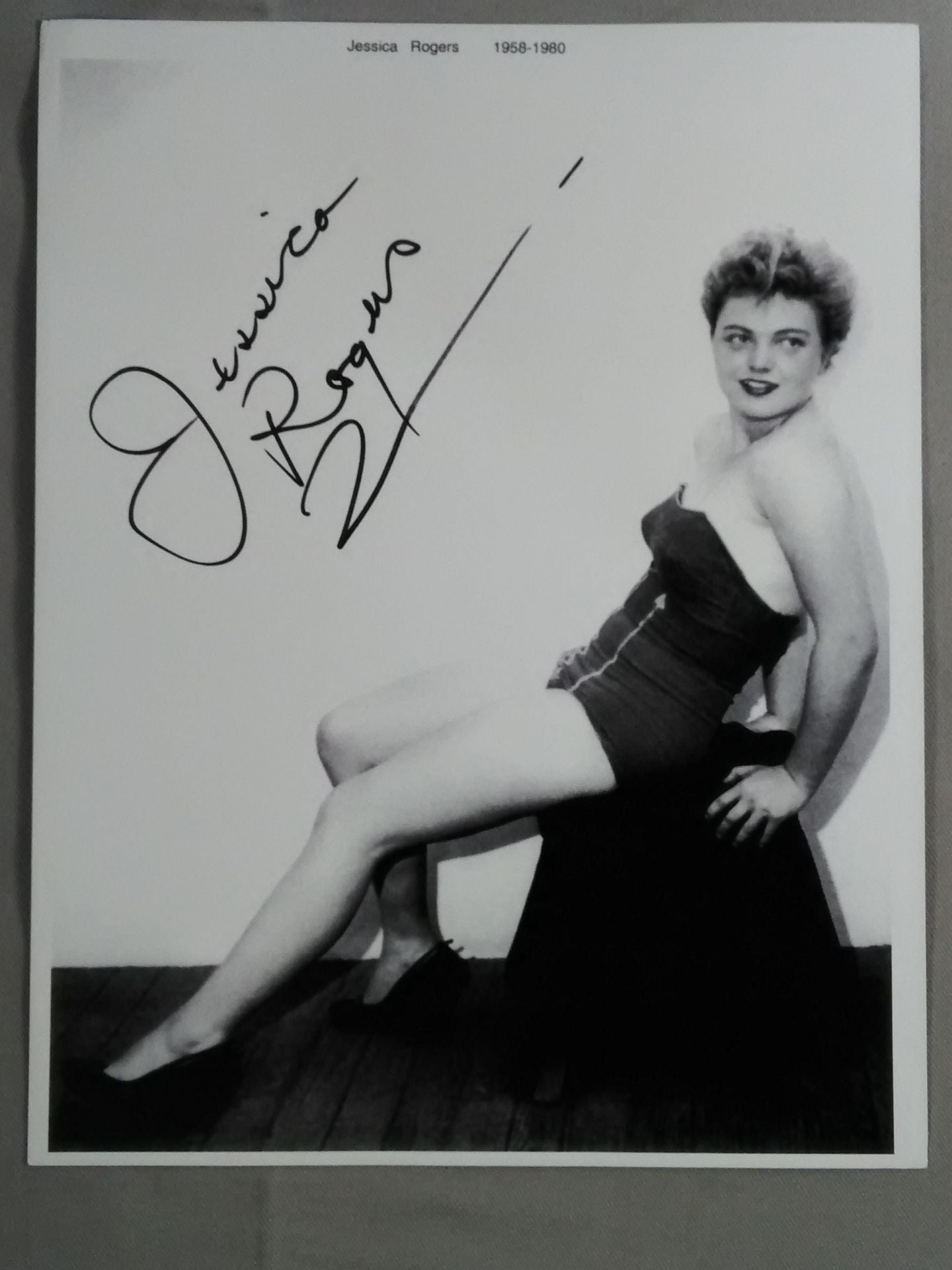 ジェシカ・ロジャース 直筆サイン入り白黒ポートレート②