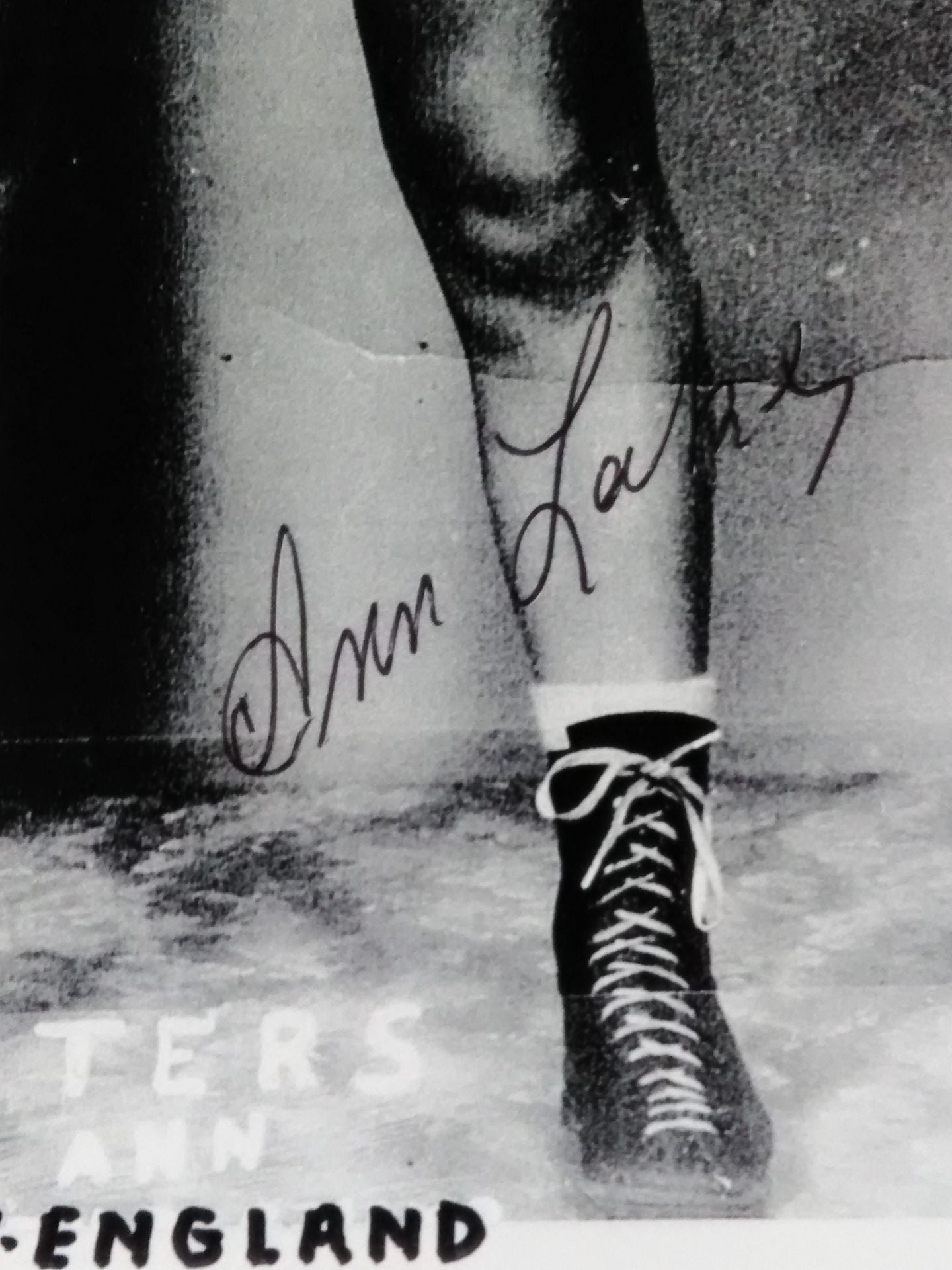 ザ・レイク・シスターズ 直筆サイン入り白黒ポートレート