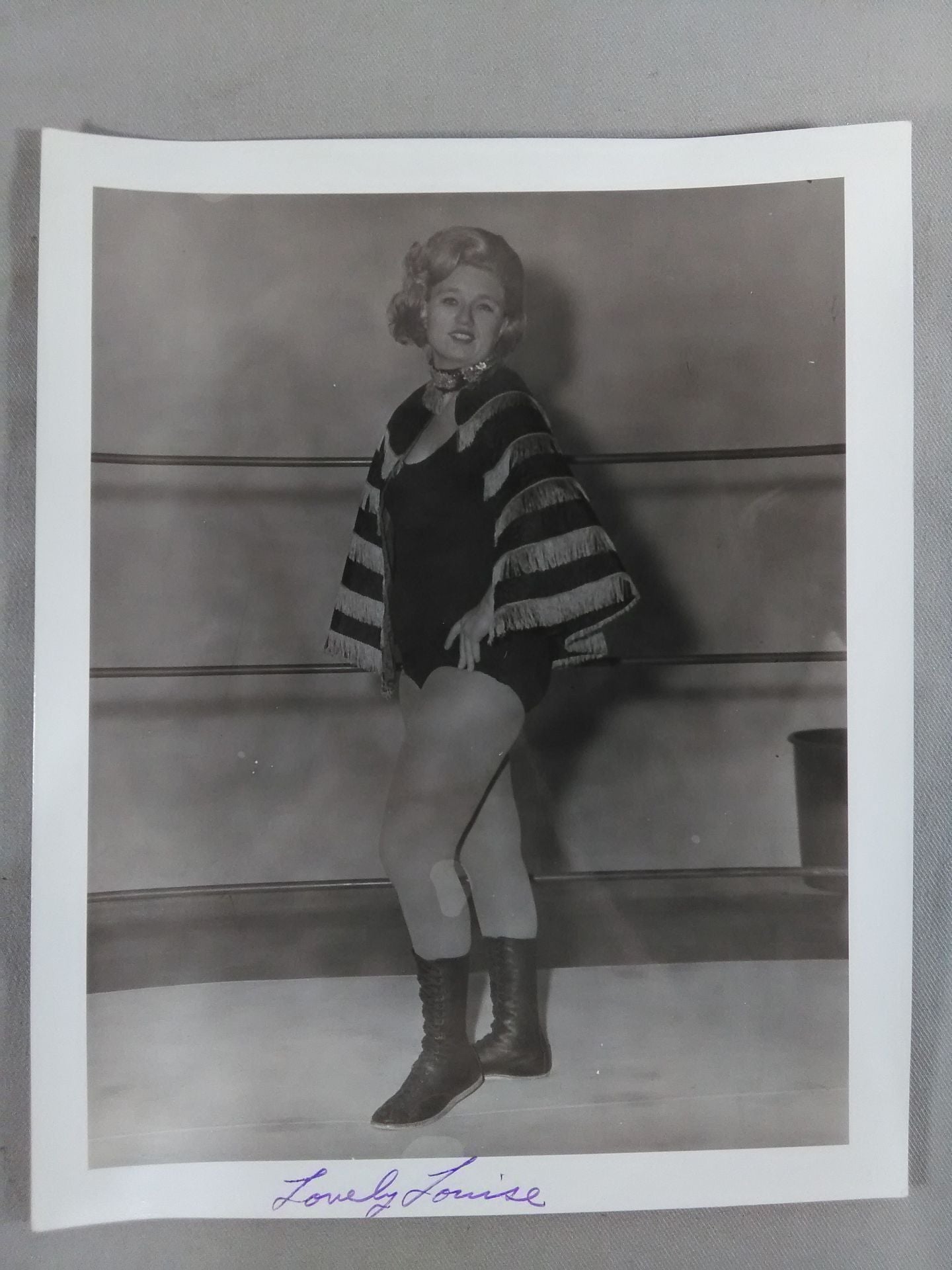 ラブリー・ルイス 白黒ポートレート②