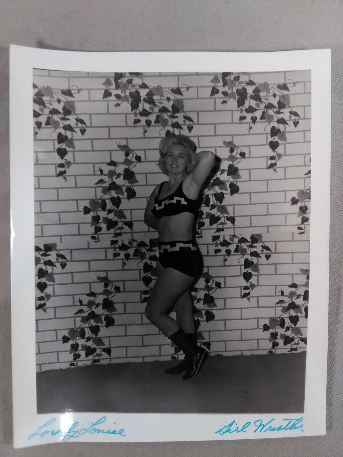 ラブリー・ルイス 白黒ポートレート⑥