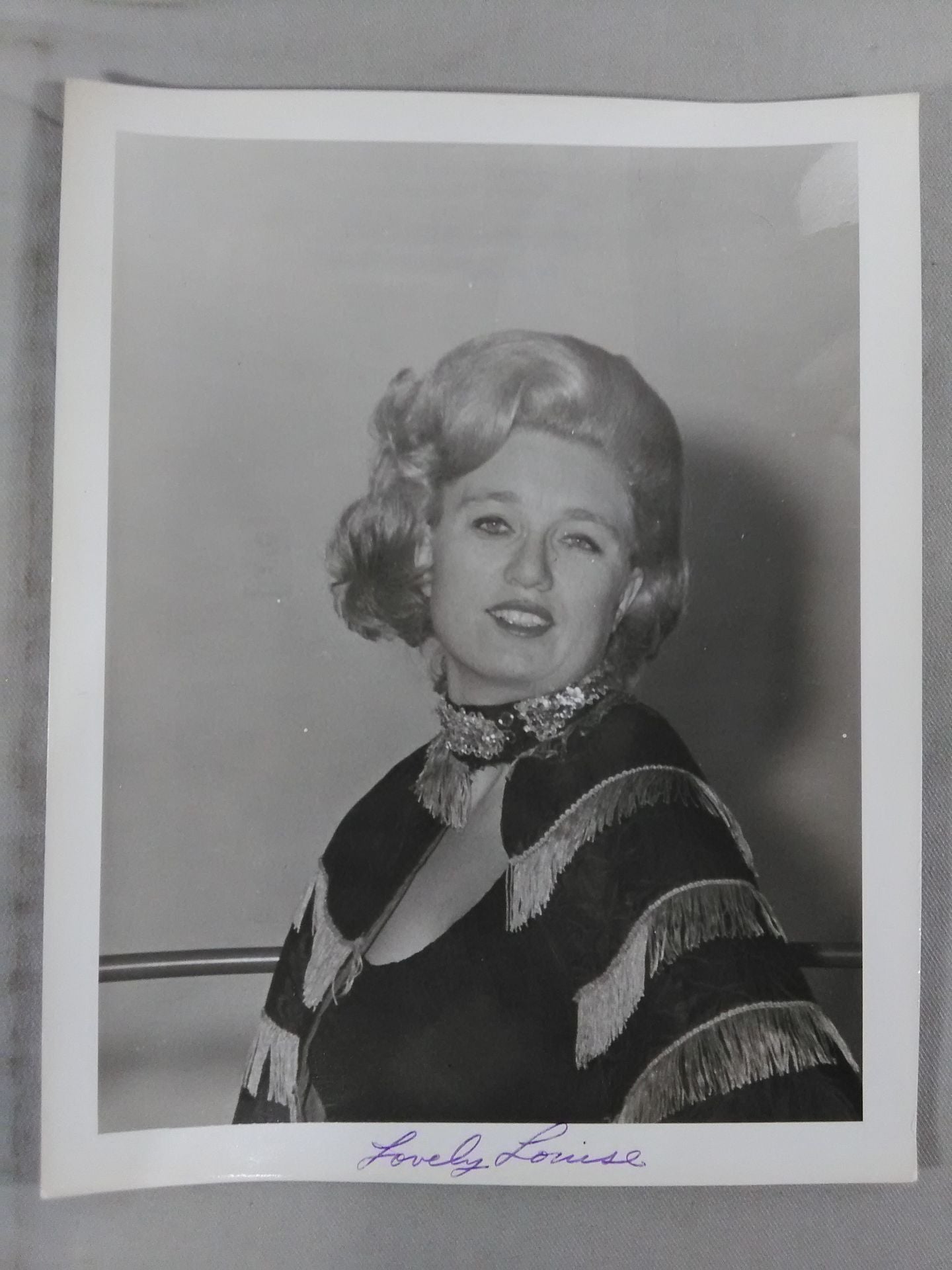 ラブリー・ルイス 白黒ポートレート⑦