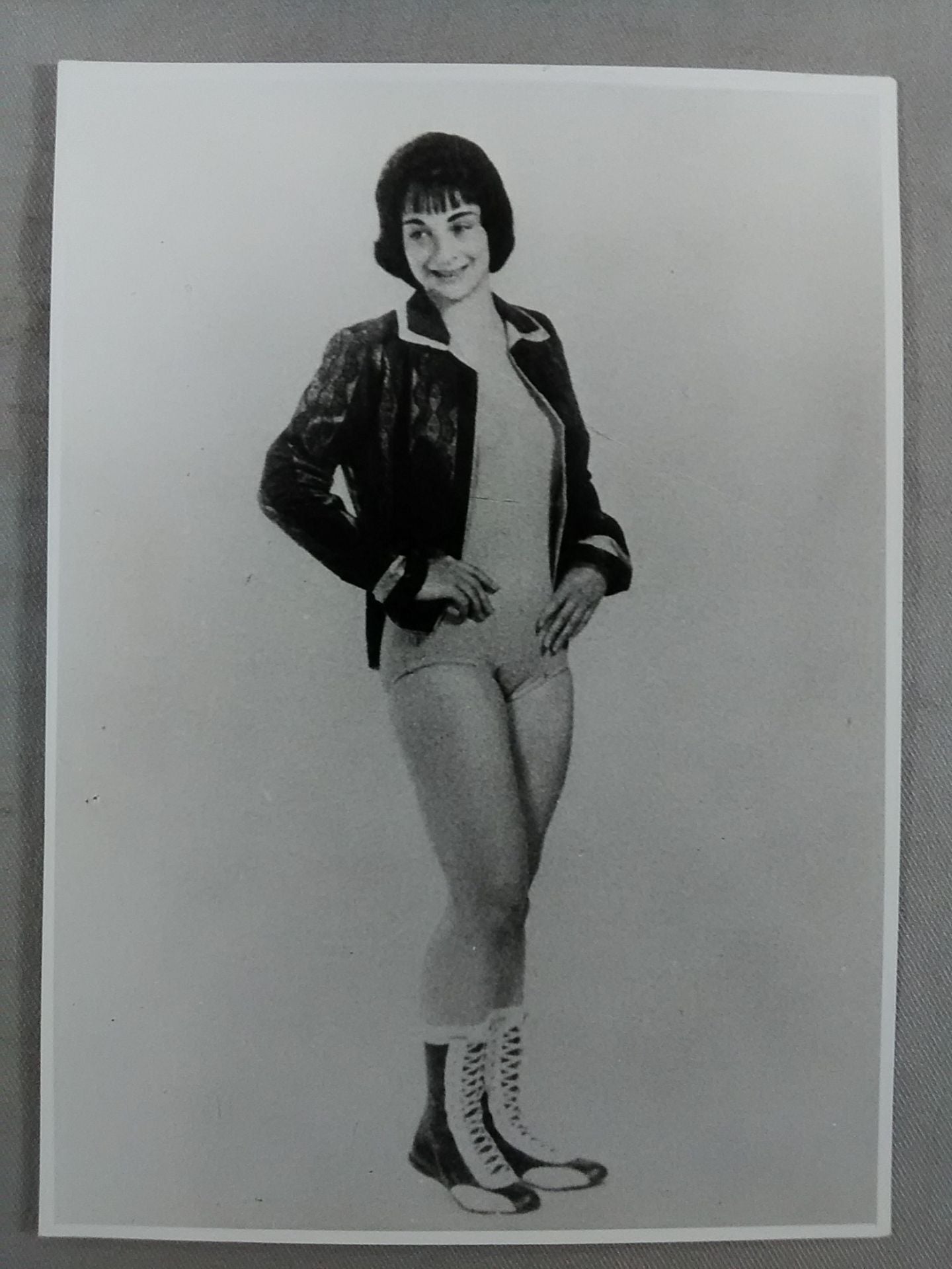 ドナ・クリスタネーロ 白黒ポートレート