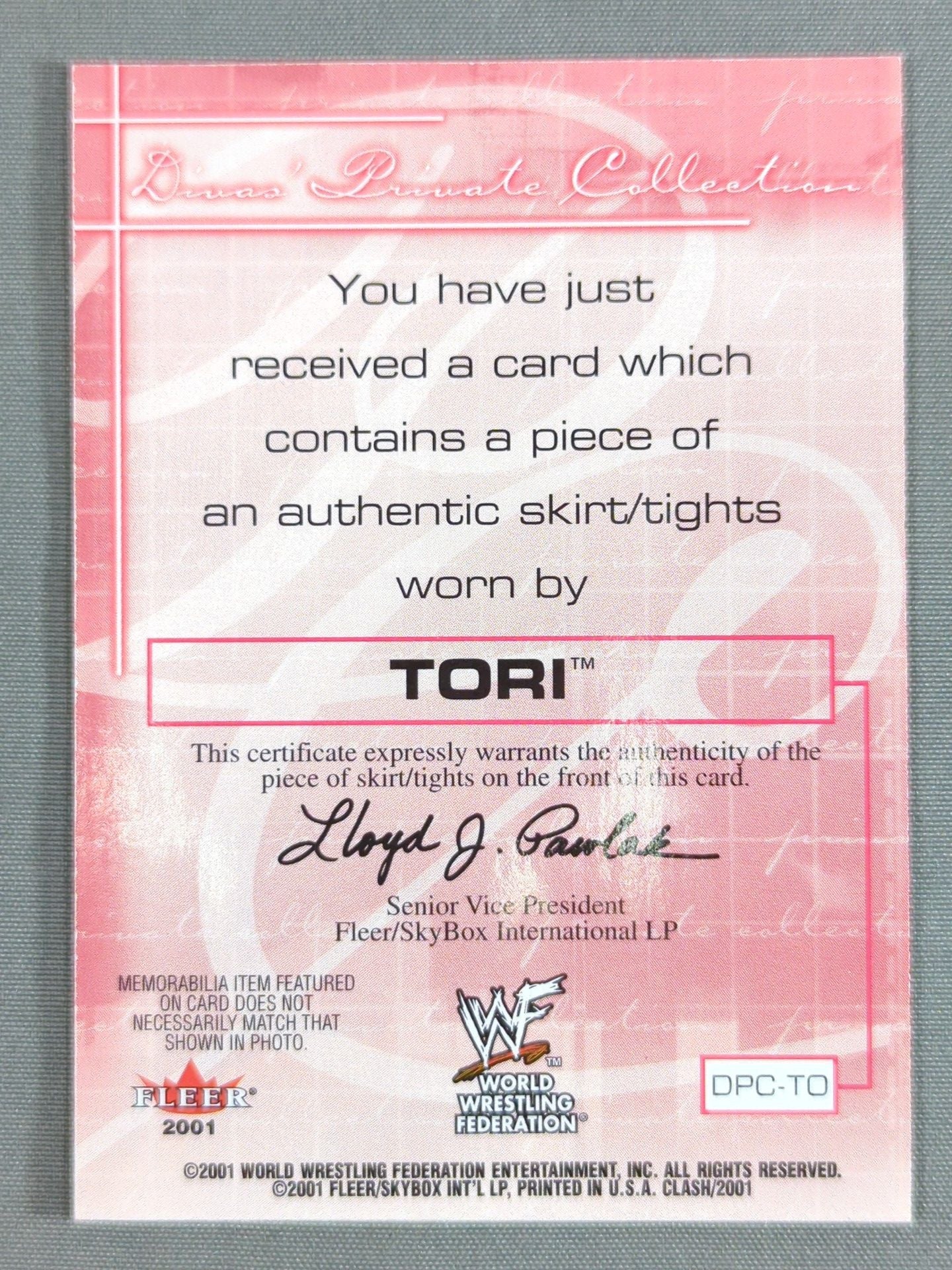 2001 WWE FLEER トーリー 公式レリックカード(コスチューム)