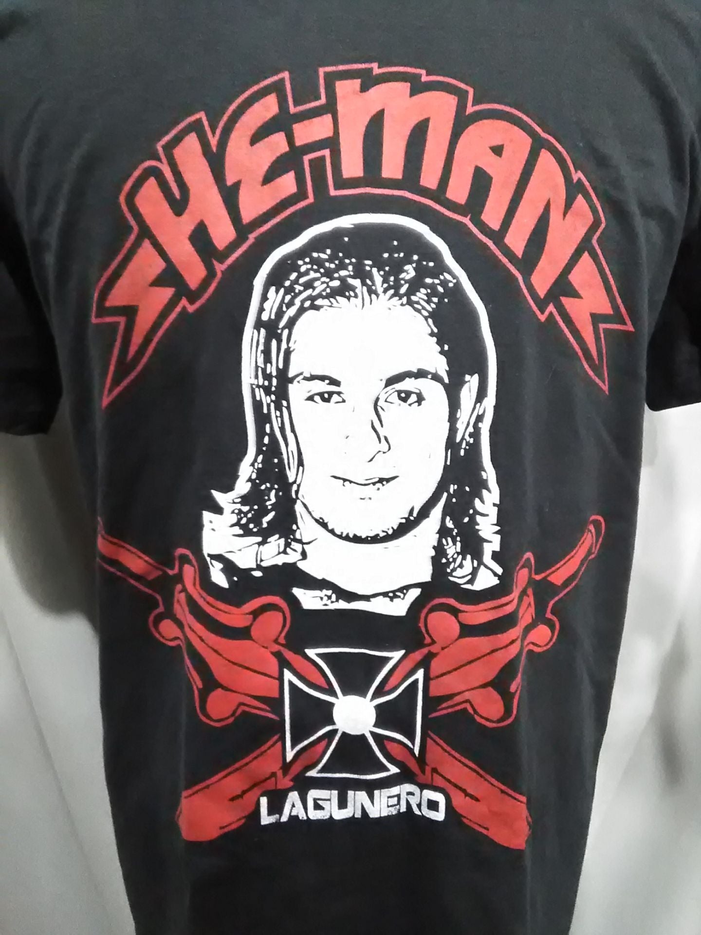 ニエブラ・ロハ「HE-MAN」Tシャツ