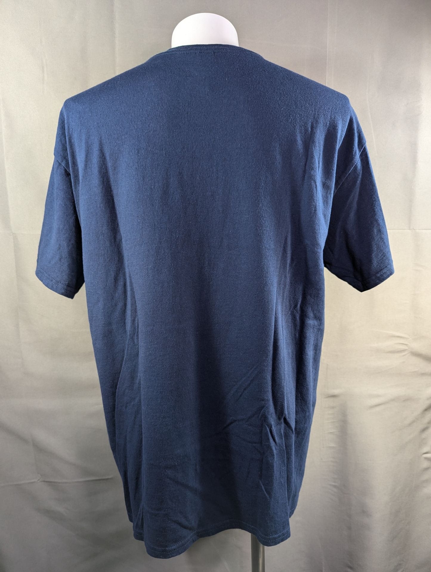 スカイ・ブルー「SKYE BLUE」ピクチャーTシャツ(ネイビー)