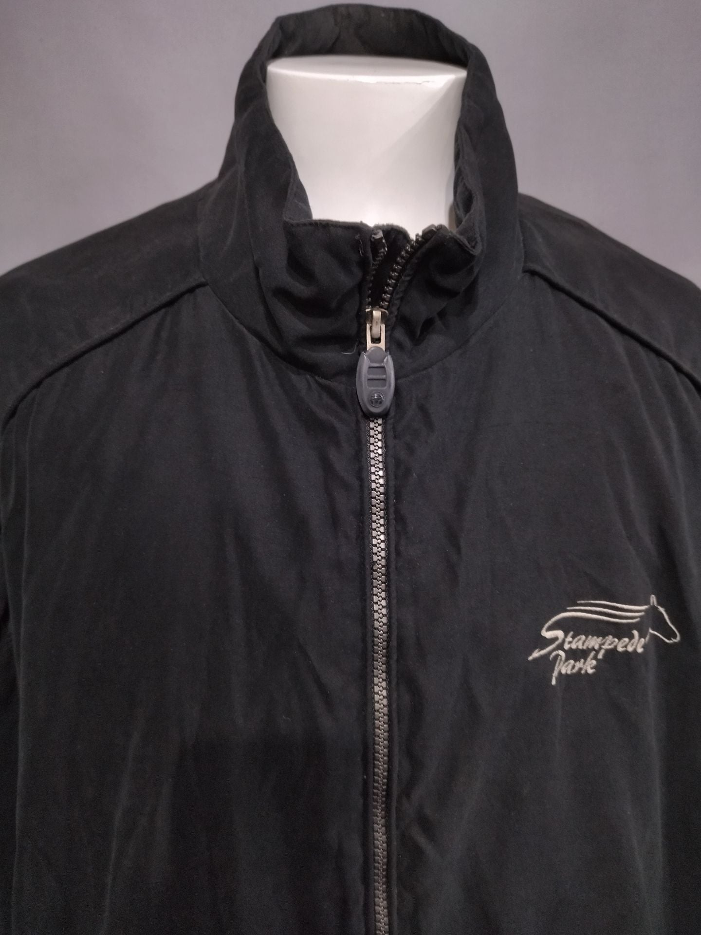 Stanpede Park ロゴ入りジャンパー