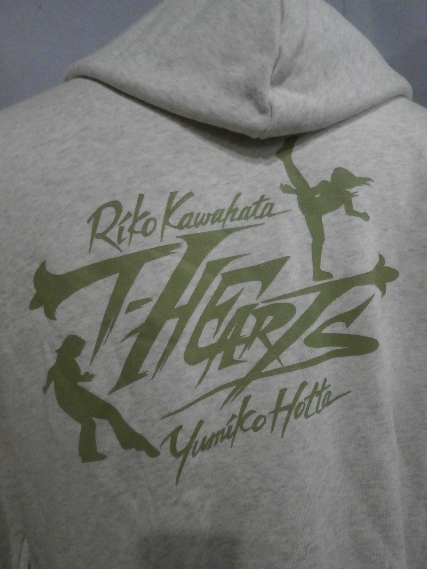 堀田祐美子×川畑梨瑚「T-HEARTS」プルオーバーパーカー①(ライトグレー)