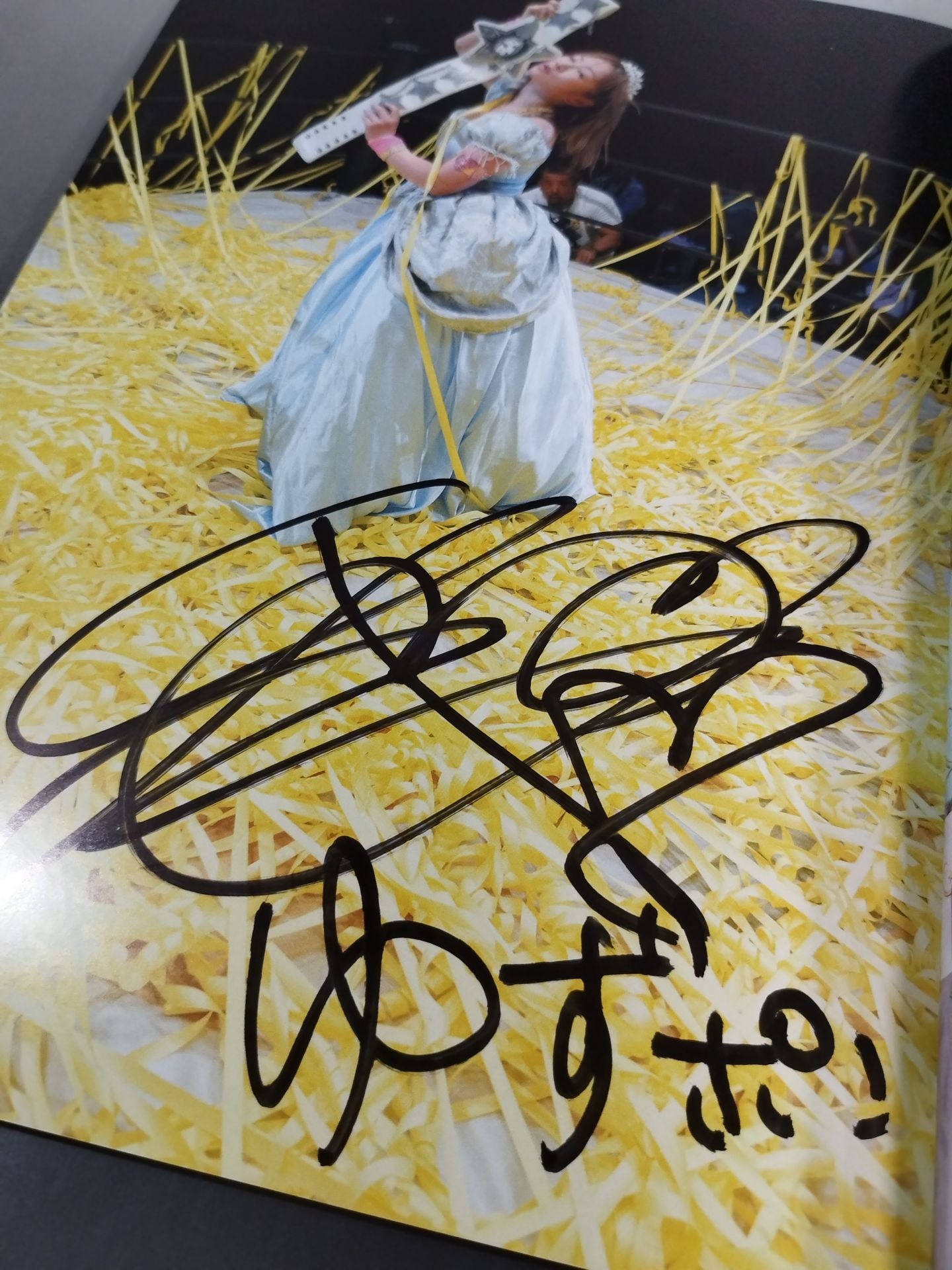 [Yuzuki Aikawa hand signed autograph 】WORLD WONDER RING STARDOM OFFICIAL BOOK