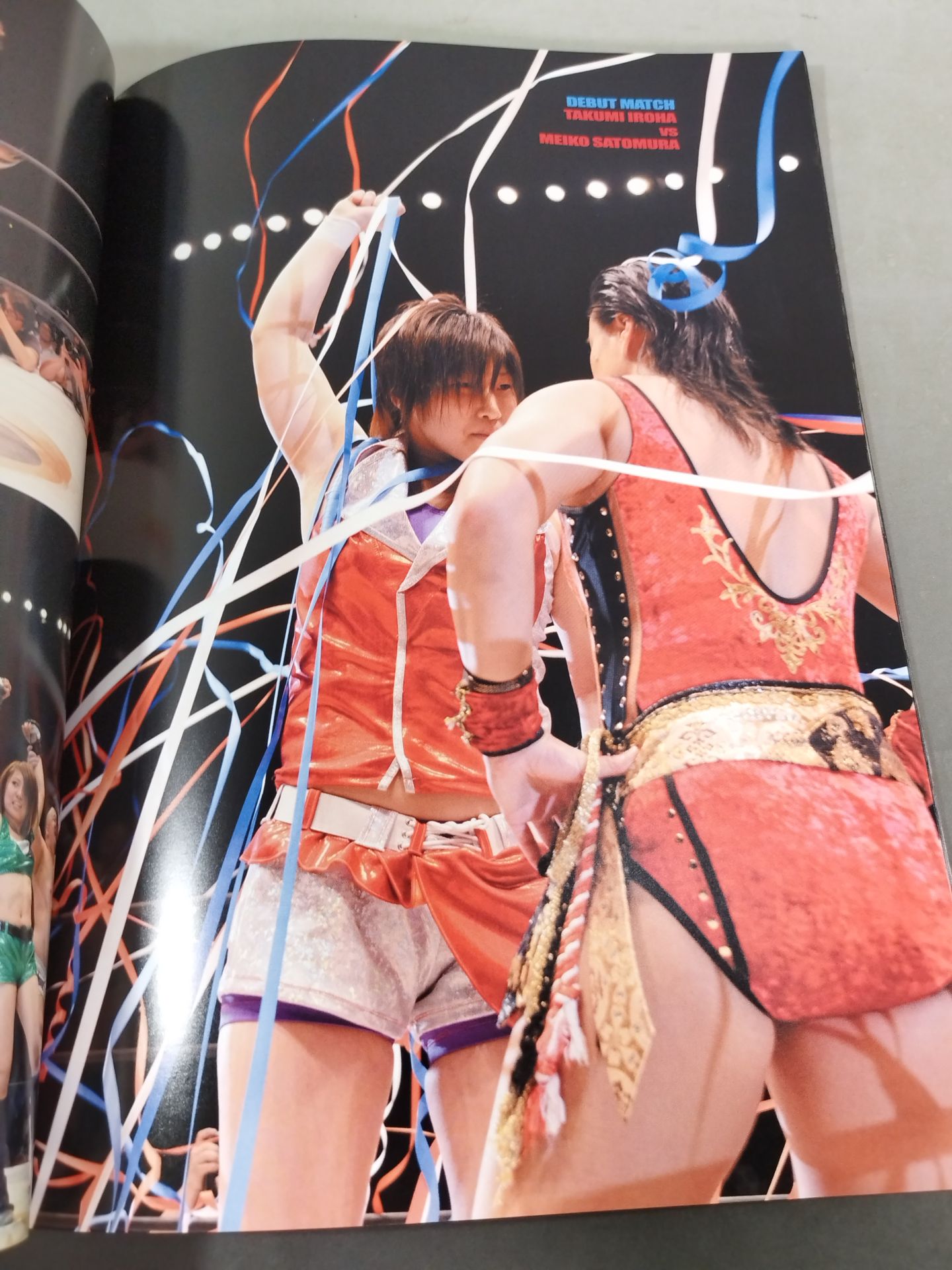 [Yuzuki Aikawa hand signed autograph 】WORLD WONDER RING STARDOM OFFICIAL BOOK