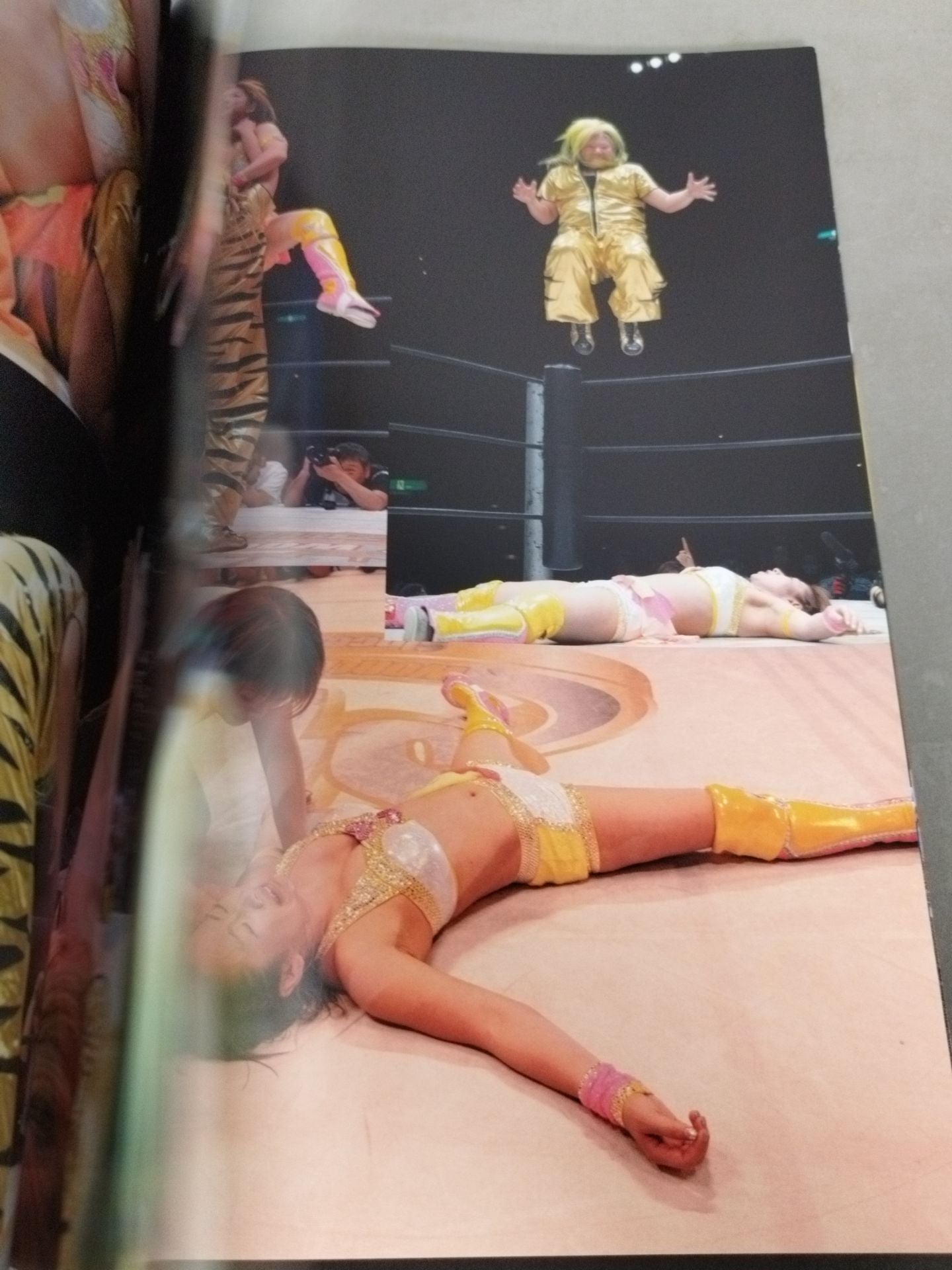 [Yuzuki Aikawa hand signed autograph 】WORLD WONDER RING STARDOM OFFICIAL BOOK