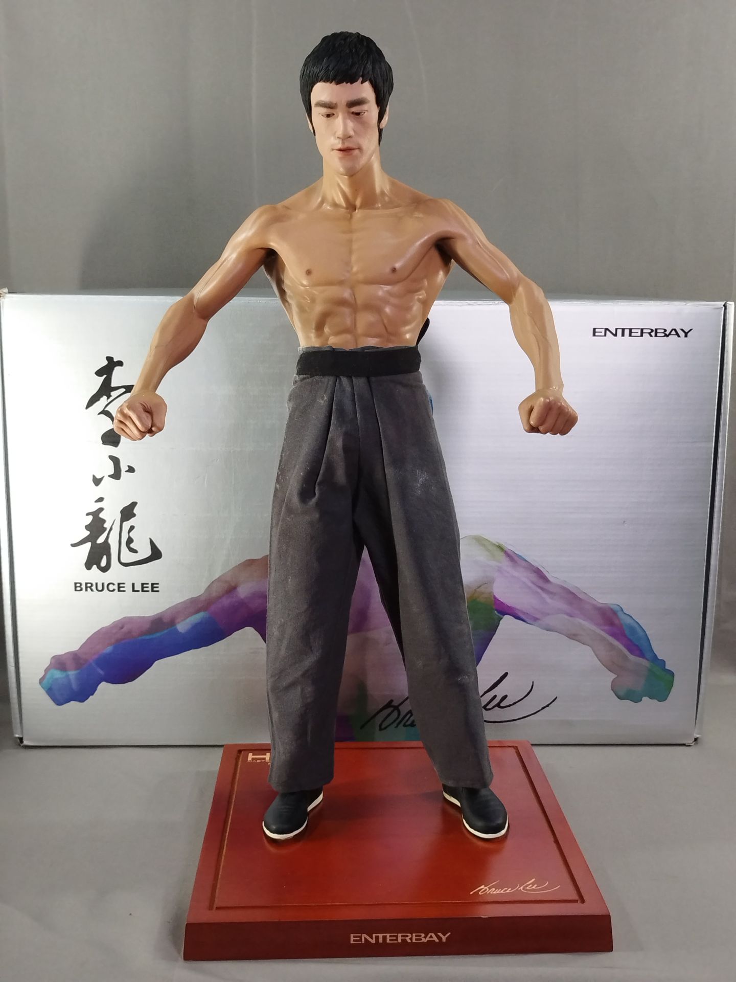 ブルース・リーのアクションフィギュアが新デザインの台座