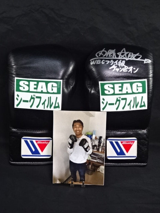 ★ ★ Hand signed autograph Daisuke Naito wearing gloves