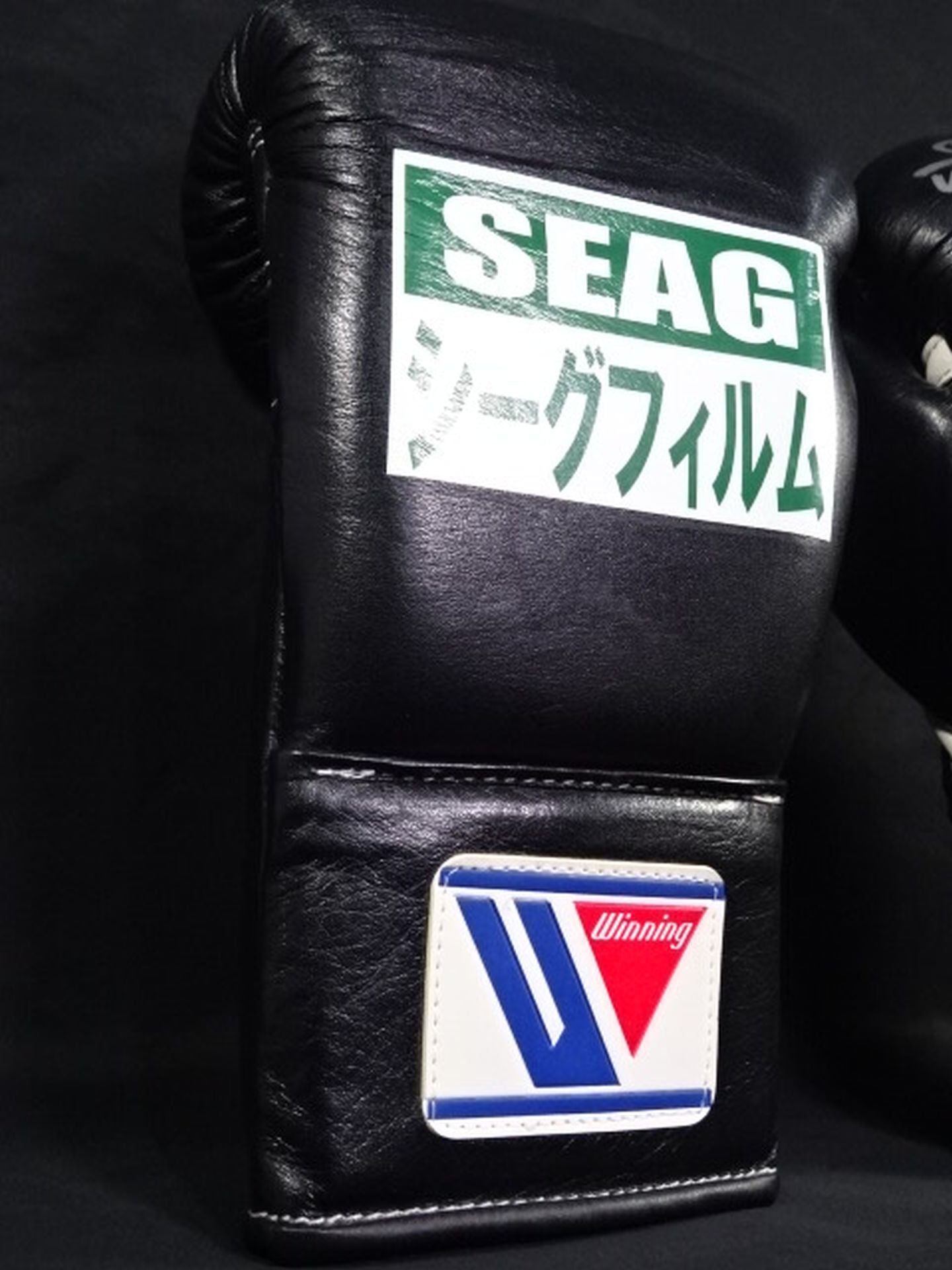 ★ ★ Hand signed autograph Daisuke Naito wearing gloves