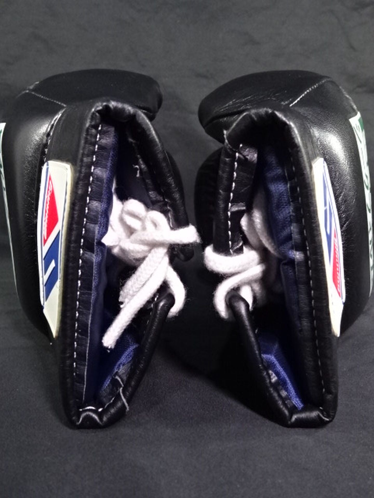 ★ ★ Hand signed autograph Daisuke Naito wearing gloves