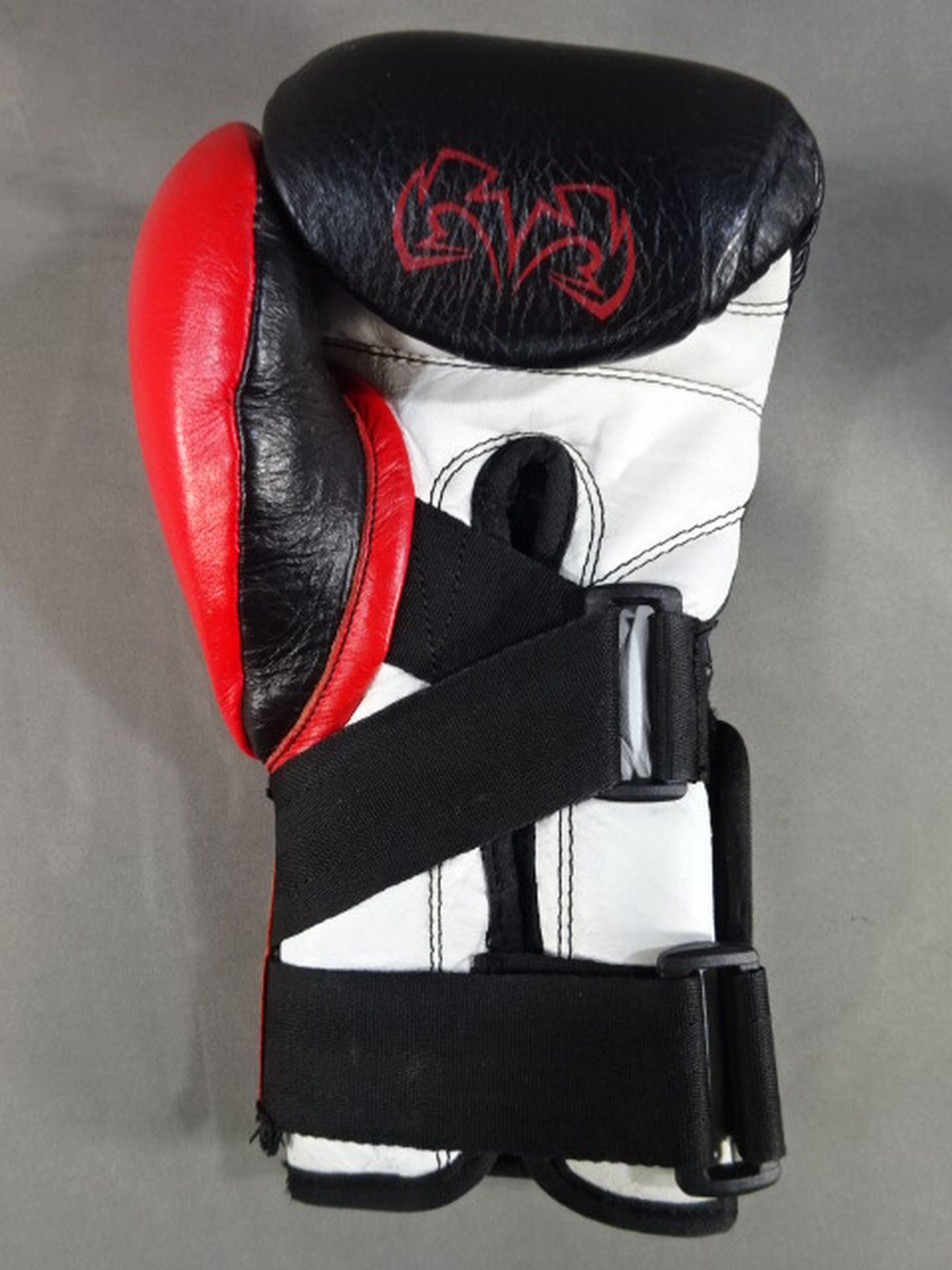 RIVAL プロ・ファイトグローブ①(ブラック×レッド)