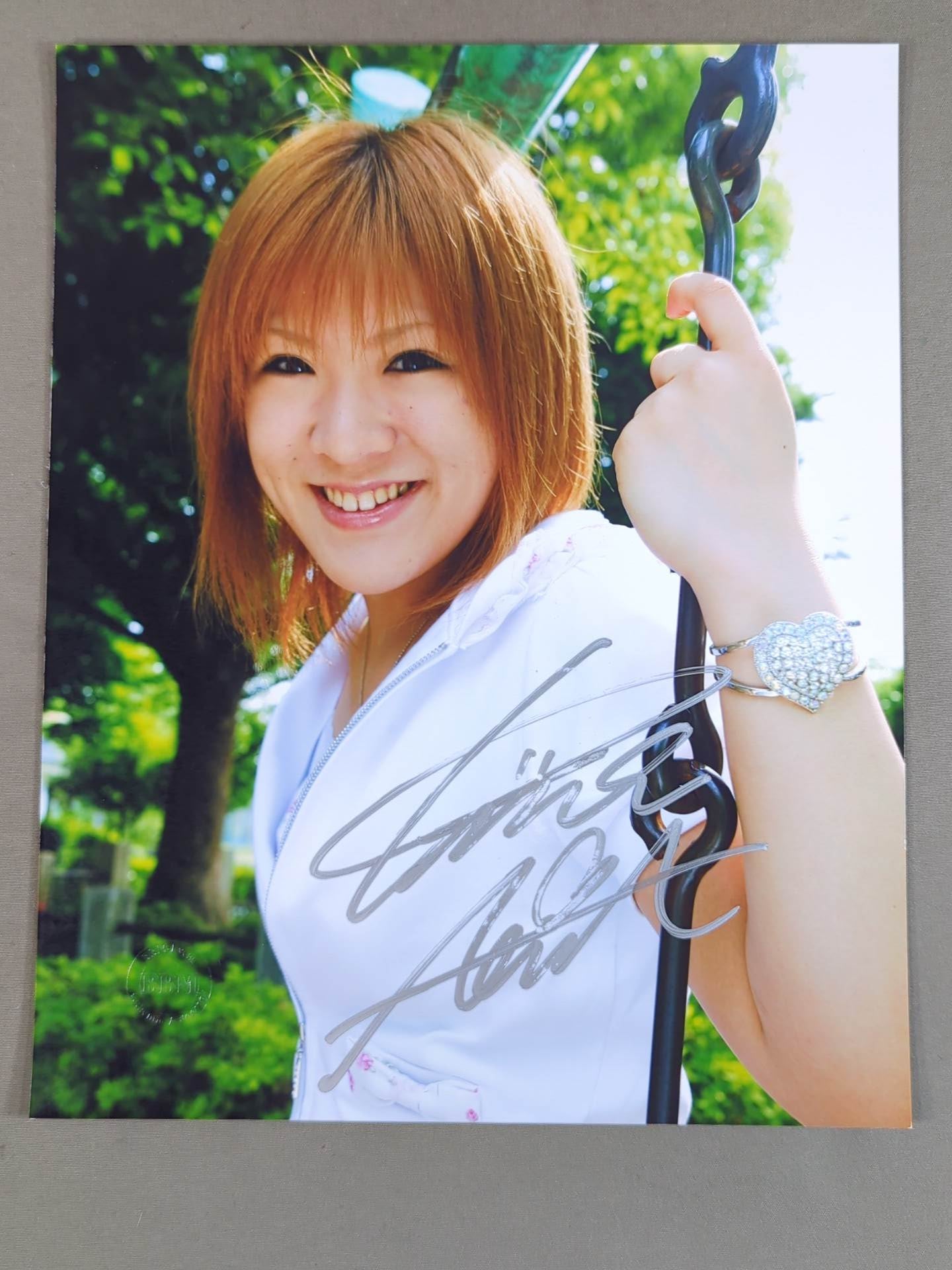 ☆BBM刻印入り☆ 中島安里紗 直筆サイン入りポートレート(A-2) – 闘道館