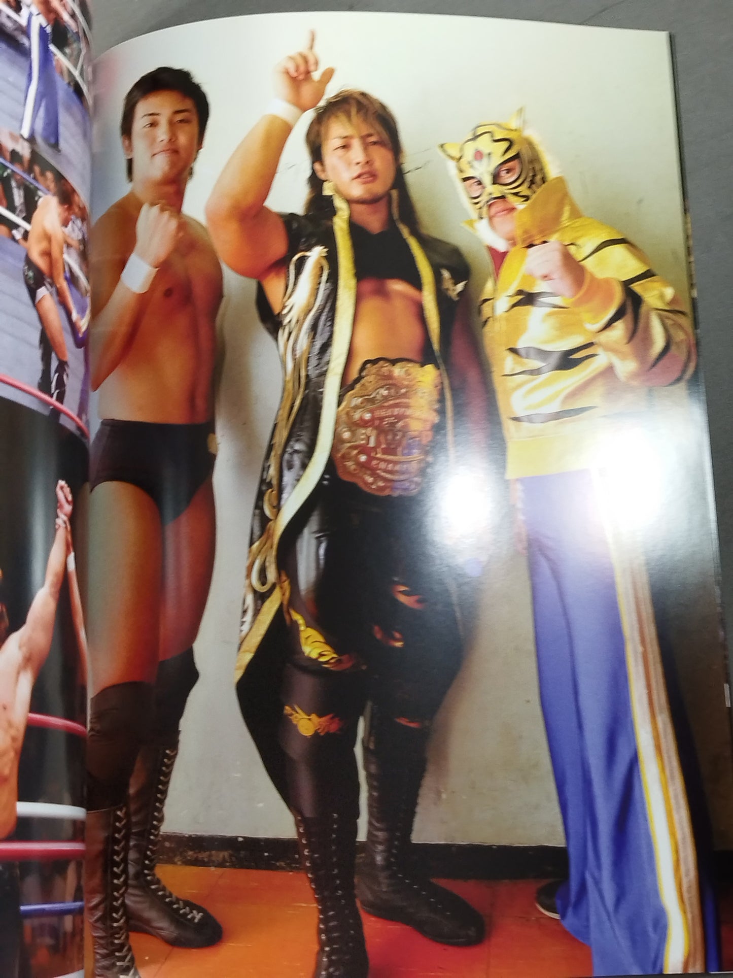 [4th Tiger Mask hand signed autograph 】FOTOLIBRE de Mascara Numero.21