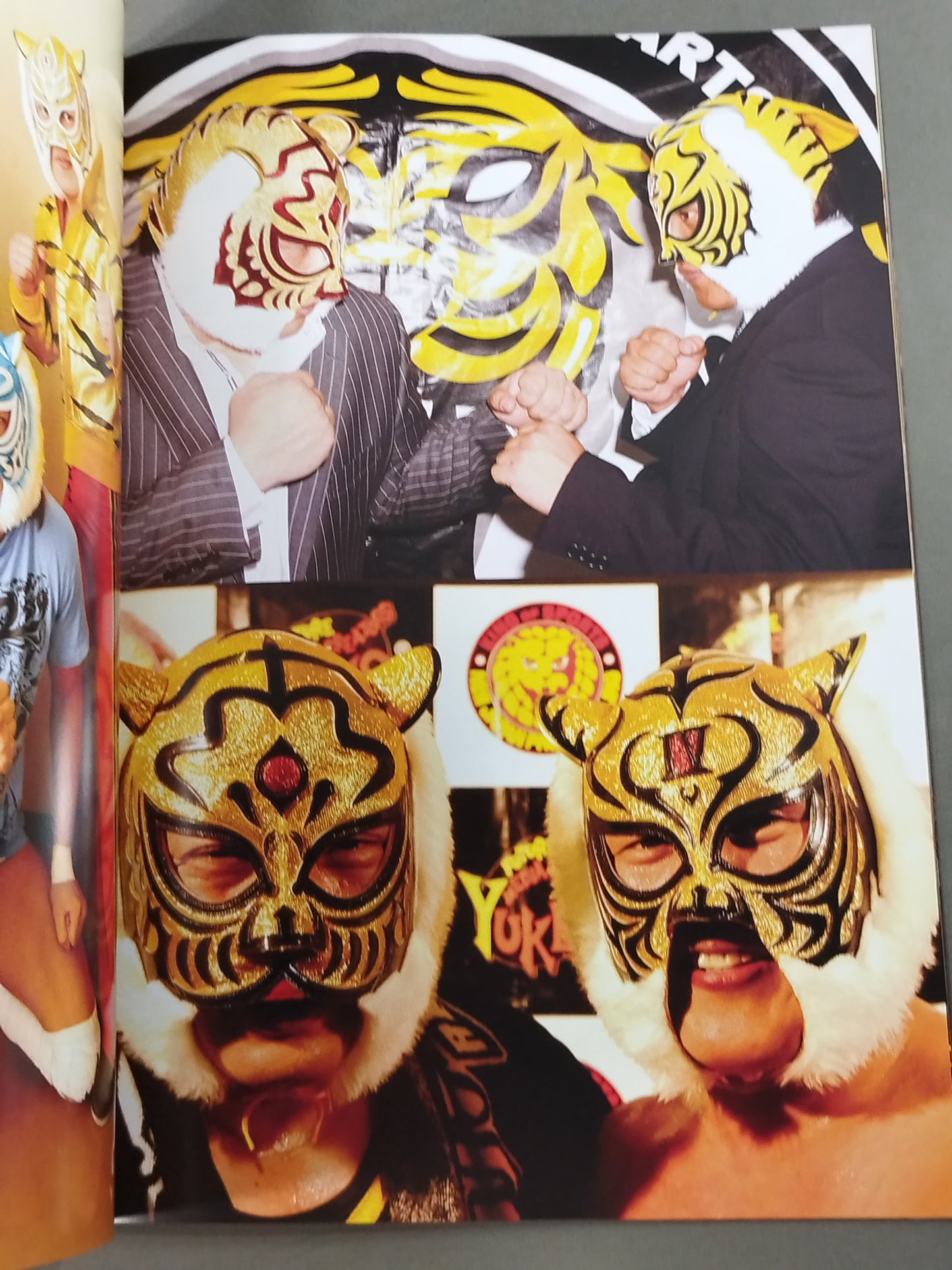 [4th Tiger Mask hand signed autograph 】FOTOLIBRE de Mascara Numero.21