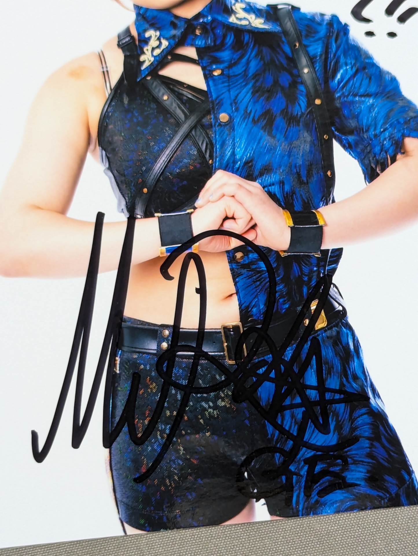 MIRAI hand signed autograph photo (A-1)