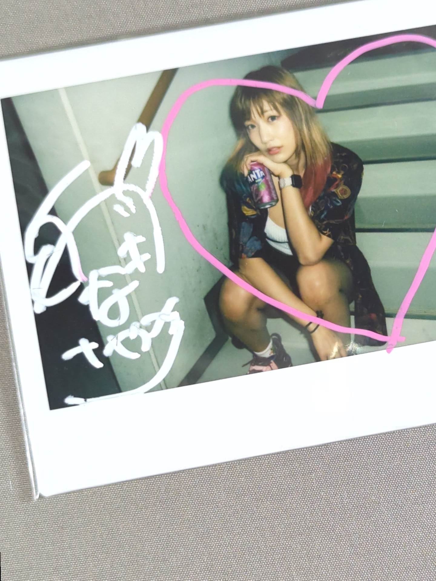 ウナギ・サヤカ 直筆サイン入り チェキ(L-4)