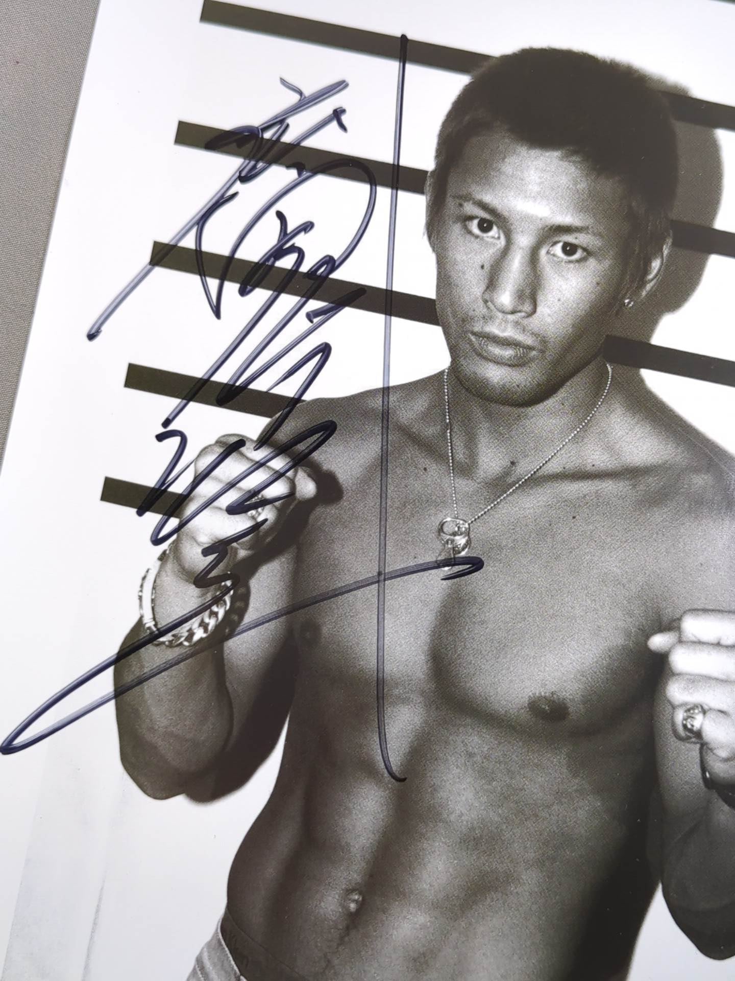 魔裟斗 直筆サイン入り 白黒ポートレート