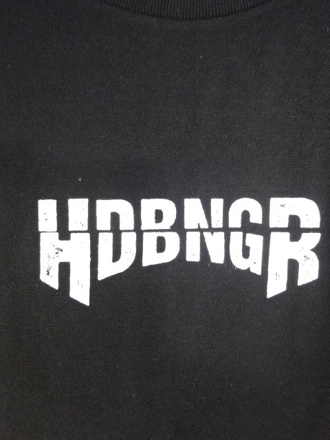 エル・ファンタズモ「HDBNG」Tシャツ(ブラック×ホワイト)