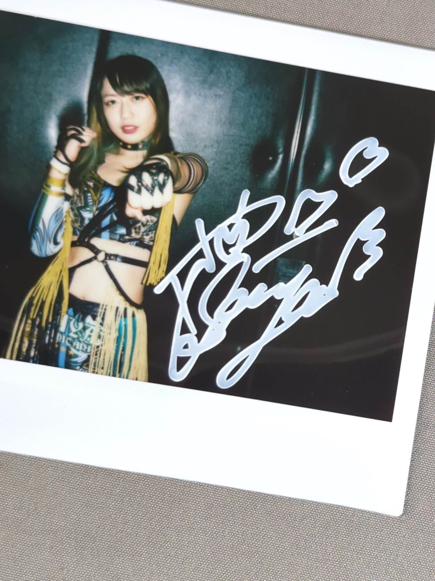 上谷沙弥 直筆サイン入りチェキ(D-4)