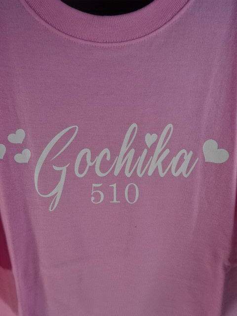 後藤智香「Gochika 510」Tシャツ(ピンク)