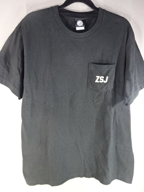 ザック・セイバーJr. ポケット Tシャツ①(ブラック) – 闘道館
