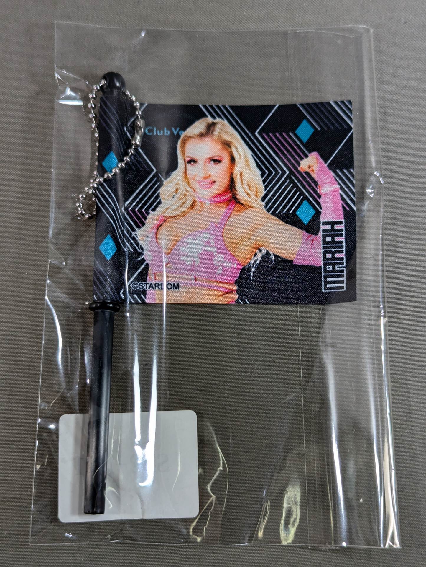 マライア・メイ STARDOM×ウェブポン フラッグキーホルダー